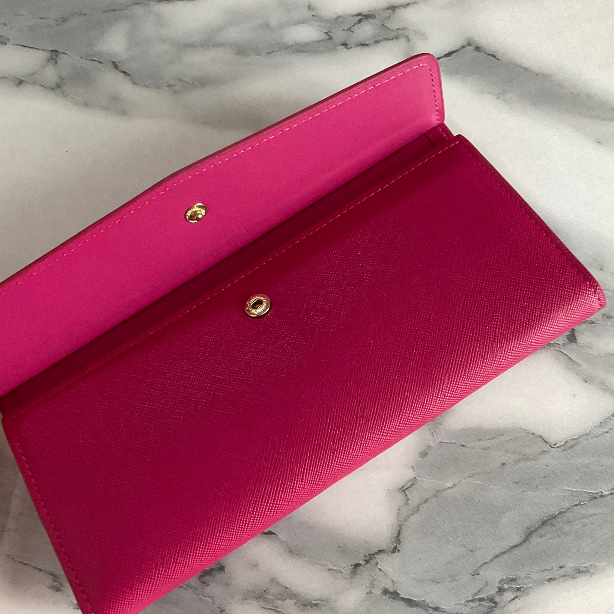 PRADA LONG WALLET Best Seller กระเป๋าสตางค์รับทรัพย์ ทรงหรู ลายหนัง SAFFIANO มีช่องใส่บัตร ถึง 12 ช่อง และช่องซิปใส่ของจุกจิกได้ น้ำหนักเบา จับถนัดมือ ขนาดกำลังดี