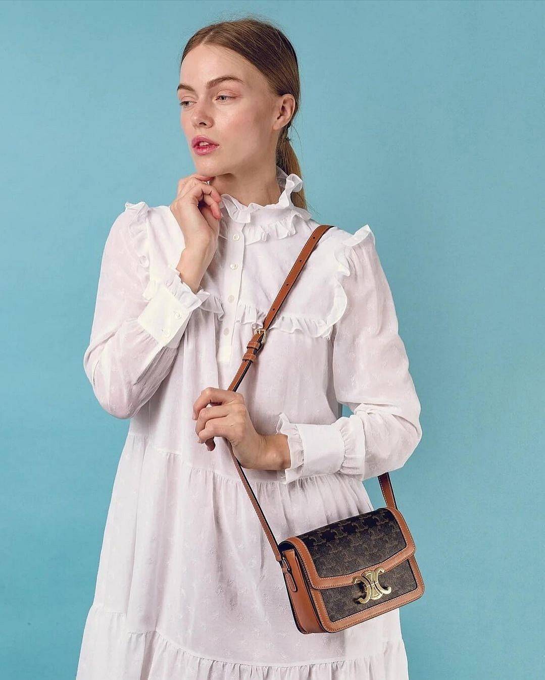 CELINE TRIOMPHE CROSSBODY BAG VIP GIFT WITH PURCHASE-GWP พรีเมี่ยมกิ๊ฟ Limited Edition จาก CELINE PERFUME DUTY FREE COUNTER วัสดุ TRIOMPHE CANVAS & LEATHER