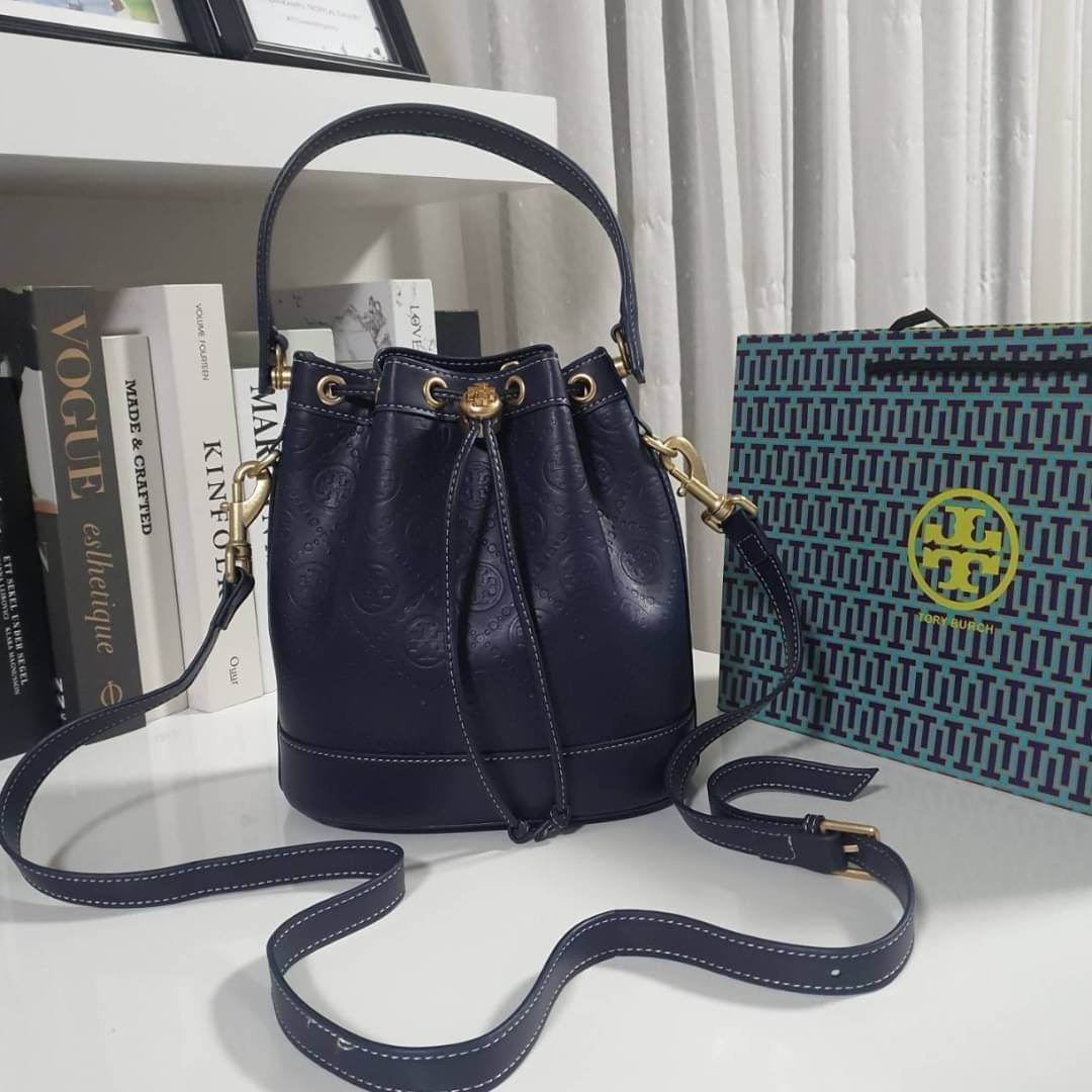 OUTLET 】BEST PRICE!! ปรับราคาพิเศษ เหมาะกับให้เป็นของขวัญที่สุด! งานช็อป 💕 Tory burch monogram leather bucket bag ดีไซน์สวยงามตามแบบฉบับของแบรนด์แล้ว **ที่ทำจากวัสดุหนังแท้ ตัวกระเป๋าอยู่ทรงสวยมีลายแบรนด์สวยหรู ใช้รูดเปิดปิด ภายในบุผ้าอย่างดี มีช่