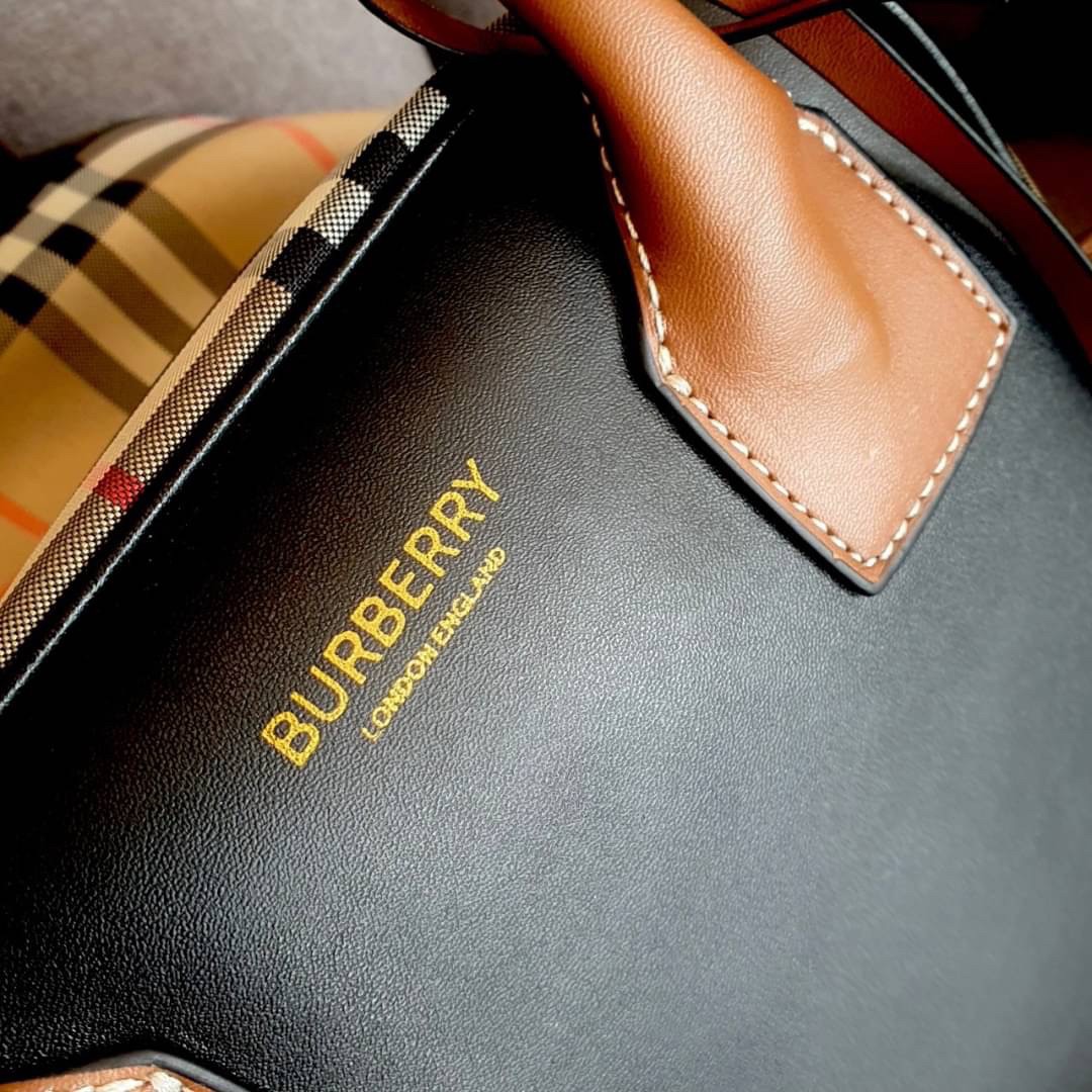 Burberry Cube Shoulder Bag Black / Burberry Vintage Checked Cube Bag / WOMAN BURBERRY HANDBAGS กระเป๋าถือ กระเป๋าสะพายครอสบอดี้ วัสดุหนังสีดำตัดด้วยผ้าลายซิกเนเจอร์แบรนด์