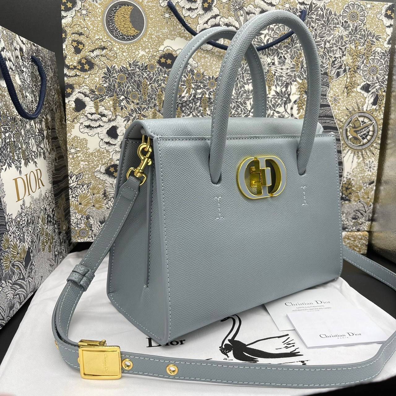 หนังแท้ DIOR Medium ST Honore Tote Collection Fall/Winter 2020-2021 มาในรูปแบบกระเป๋าทรงสี่เหลี่ยมที่ได้มาตรฐาน ทำจากหนังลูกวัว (Calfskin) ลายเกรน ซึ่งสื่อถึงความหรูหราได้อย่างลงตัว ตัวด้ามจับ มีการเย็บเข้าด้านในของกระเป๋าเพื่อเพิ่มความแข็งแรงทนทาน ด้านหน