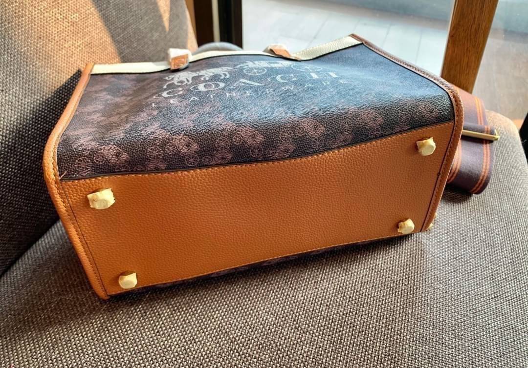 COACH FIELD TOTE 30 WITH HORSE AND CARRIAGE PRINTAND CARRIAGE BADGE 📣พร้อมส่งที่ไทย ใหม่ล่าสุด บอกเลยสีสวย สุดคลาสสิคมากๆ