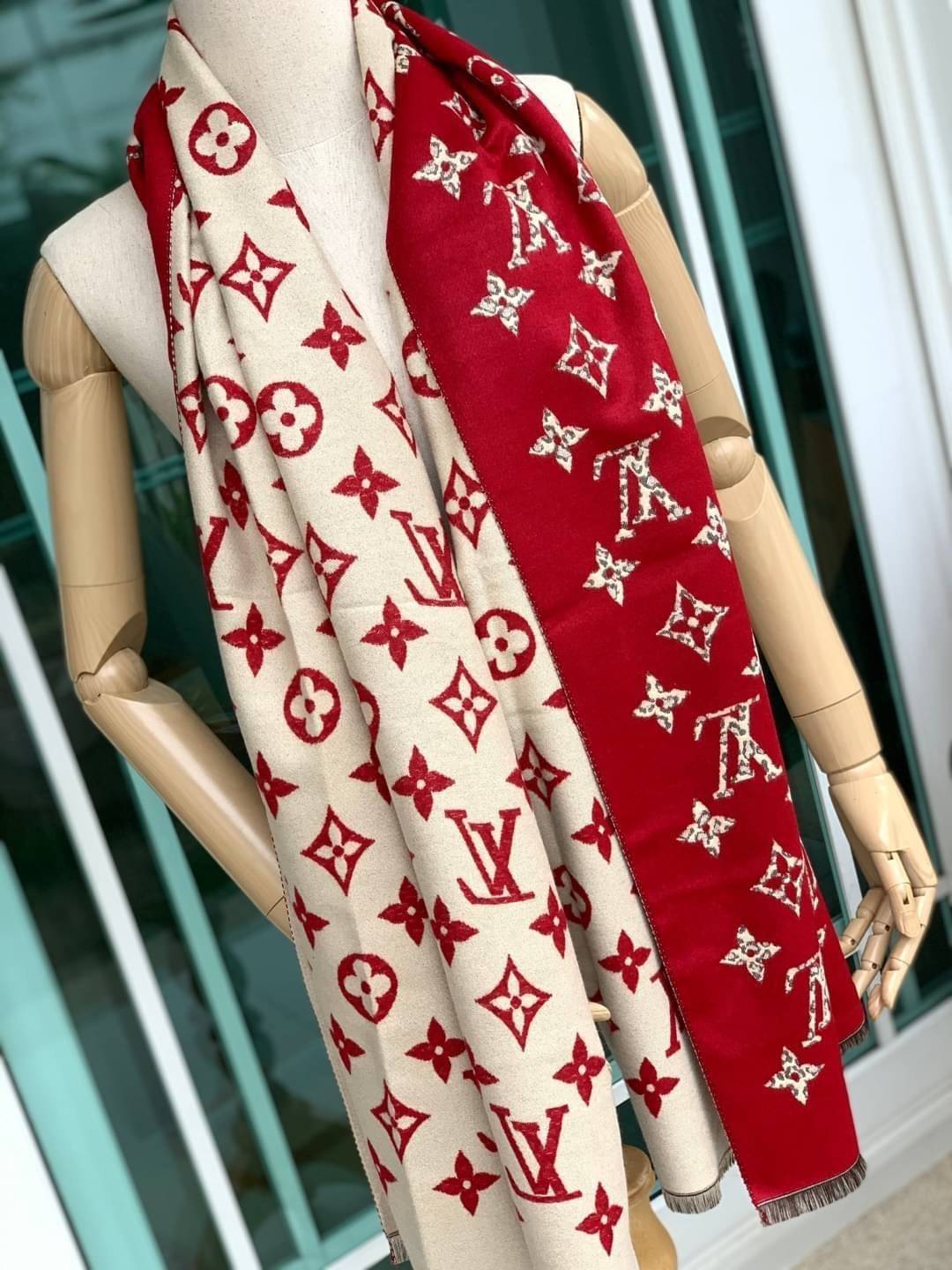 Louis Vuitton Women’s Scarves Accessories อีกหนึ่งแบรนด์ดังจากปารีส ด้วยงานพรีเมี่ยมกิ้ฟ ส่งมอบความรู้สึกดีๆให้กับคนที่คุณรัก ในรูปแบบผ้าพันคอและผ้าคุมไหล่ผืนใหญ่ให้ความอบอุ่น ถักทอด้วยผ้าcashmere ผ้าเนื้อดี สัมผัสนุ่มมือ ทอลายในตัว สีและลายคมชัด เหมาะสำห