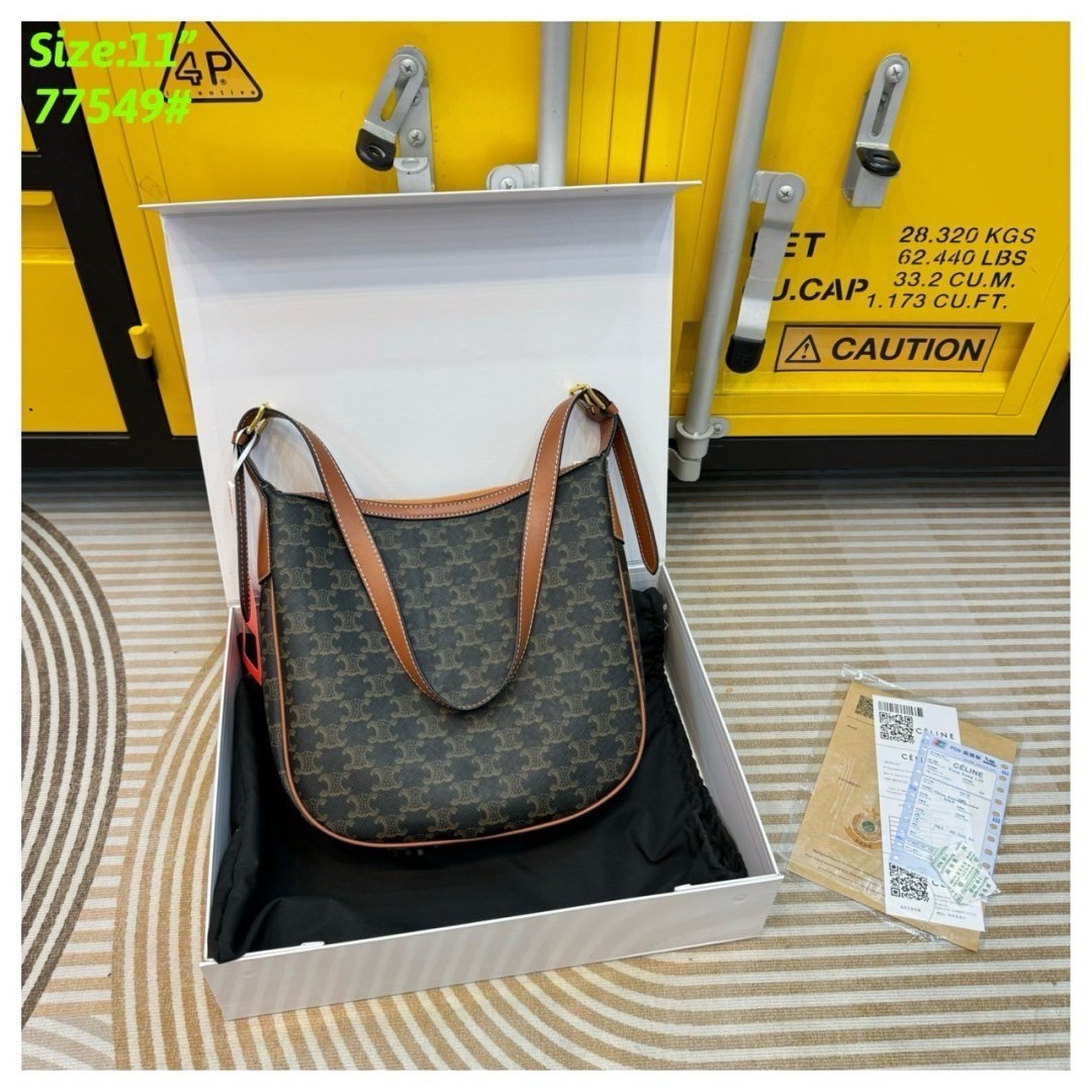 CELINE HELOÏSE CUIR TRIOMPHE Small Bag in Triomphe Canvas กระเป๋าสะพายทรงโฮโบ คอลเลคชั่นใหม่ ฮิตข้ามปี ใบใหญ่จะสัมภาระได้เยอะ รูปทรงใช้งานง่ายที่สุด สายสะพายในตัว สวยหรูผู้ดี