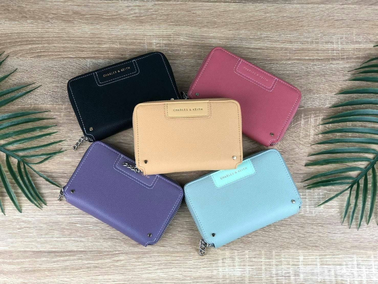 CHARLES & KEITH CHAIN ZIP WALLET กระเป๋าเงินซิปรอบใบกลาง หนังขึ้นลายสวยงาม ด้านหน้าปั๊มโลโก้แบรนด์ มีจุดเด่นที่ซิปเป็นห่วงโซ่เล็กๆน่ารัก ด้านในมีช่องซิปใส่เหรียญ ช่องบัตร 4 ใบและช่องใส่ธนบัตรตามยาว ใส่แบงค์พันได้ตามยาวเลยค่า ไว้ใช้กับกระเป๋าใบเล็กเหมาะมาก