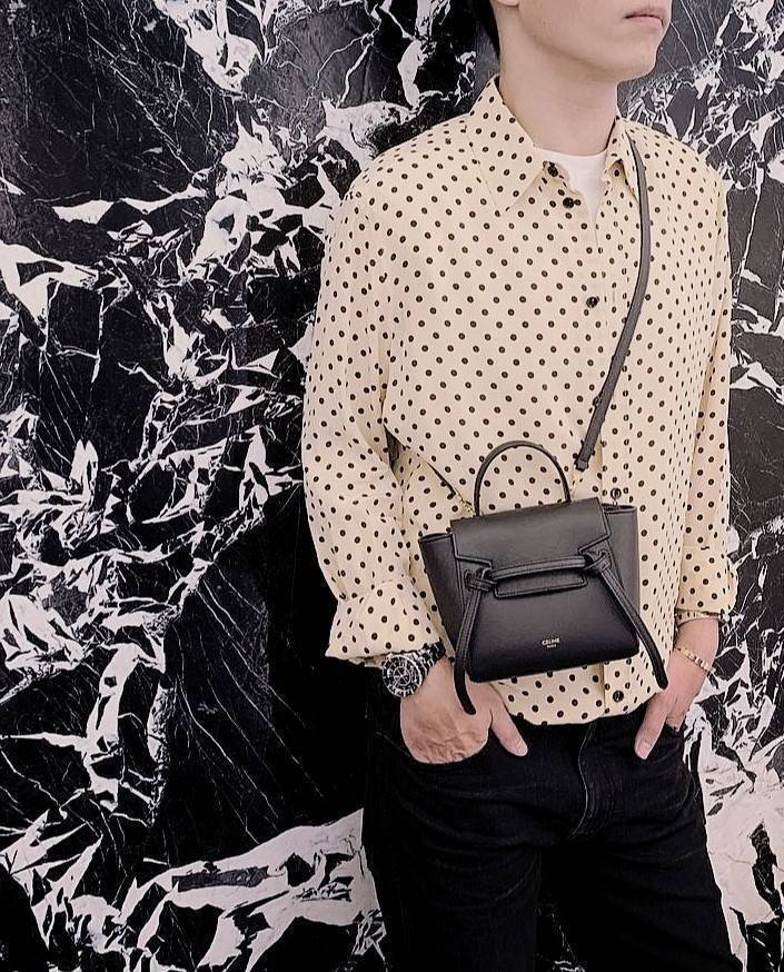 CELINE HANDLE AND CROSSBODY BAG VIP GIFT WITH PURCHASE (GWP) กระเป๋าถือและสะพายพรีเมี่ยมกิ๊ฟ Limited Edition จาก CELINE HAUTE PARFUME DUTYFREE COUNTER หนัง Saffiano ดีไซน์ยอดนิยมหนังสวยอยู่ทรงดูแลรักษาง่าย เปิดปิดด้วยฝาปิด Belt ด้านหน้ามีโลโก้แบรนด์ภายในโ