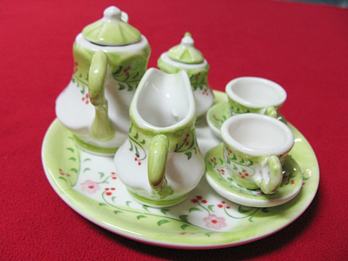 สินค้าหมดค่ะ ชุดกาน้ำจิ๋ว ลายดอกไม้สีเขียวค่ะ