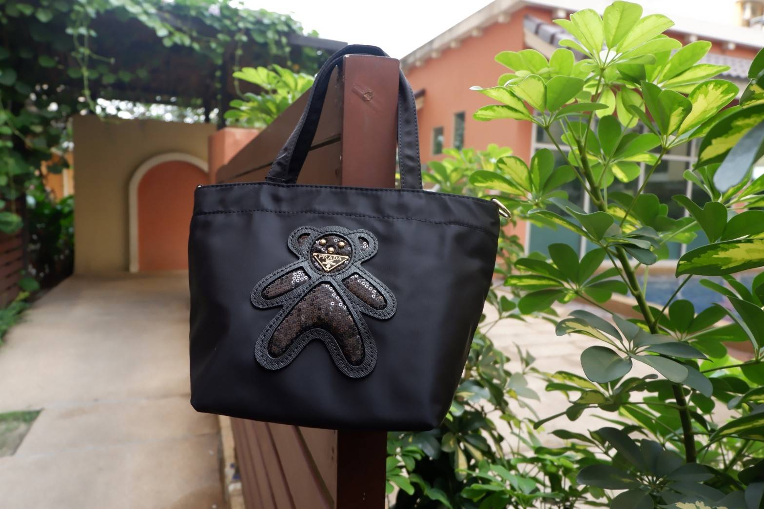 BEST SELLER !! สำหรับกระเป๋าอเนกประสงค์ ทรง Mini TOTE จากแบรนด์ PRADA เป็น กระเป๋าผ้าไนล่อน ตามแบบฉบับของแบรนด์เลย ใบนี้มีสายยาวให้ค่ะ เลิศมาก สะพายเป็น Shoulder bag หรือถือได้คะ ด้านหน้าเป็นลายหมี ปั๊กกลิ้ตเตอร์ +logo brand ใช้แล้วสวยมากๆ อะไหล่ทองหรูมาก