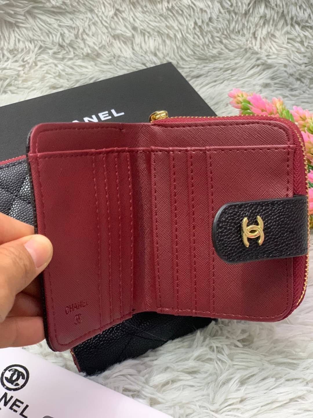 Chanel WALLET 3 ขนาดพร้อมส่ง กระเป๋าสตางค์อเนกประสงค์ หนังคาเวียร์ลายตารางสวยอยู่ทรงอะไหล่ทองหัวซิปปั้มโลโก้ด้านหน้ามีโลโก้สวยเรียบหรูภายในมีช่องซิป , ช่องใส่บัตรหลายช่อง ใส่เหรียญ ใส่บัตรได้เยอะ ตัวจริงสวยน่าใช้มาก เป็นรุ่นที่ขายดีตลอดกาลคลาสสิคไม่มีเอ้า