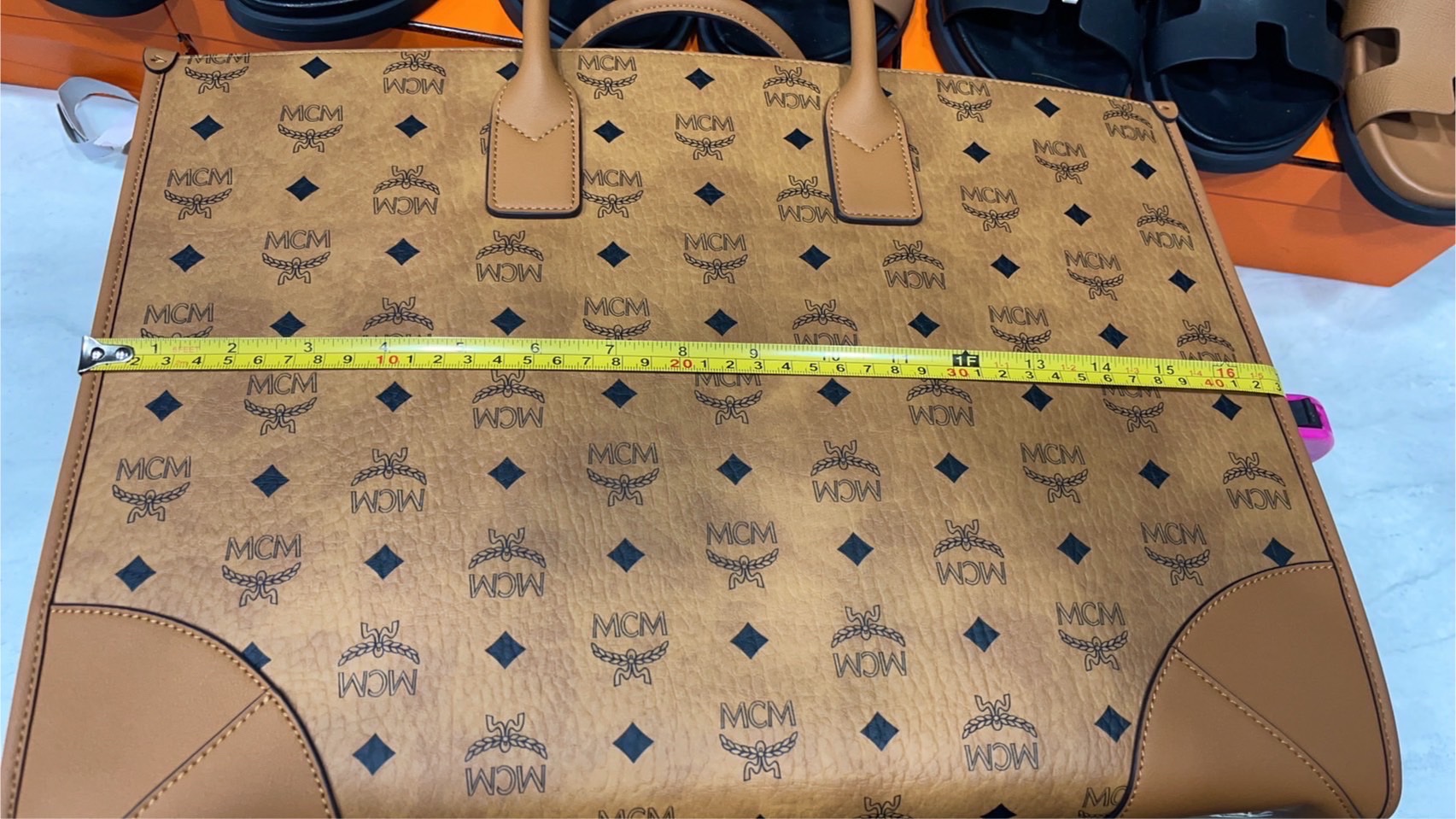 M.C.M München Tote in Visetos and nappa leather / M.C.M Extra-large tote bag 43cm กระเป๋าโท้ทใบใหญ่ จุๆ ไปเลย ใส่ของได้เยอะมาก พร้อมกระเป๋าใบเล็ก รูปทรงสวย ถือไปทำงาน สะพายไปเที่ยวได้สวยๆเลยค่ะ