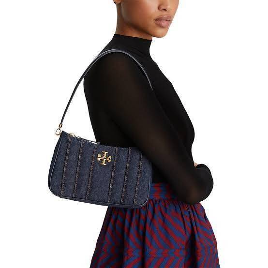 Tory burch Kira logo-plaque crossbody bag กระเป๋า Kira ของ Tory Burch เป็นส่วนหนึ่งของคอลเล็กชั่นที่โดดเด่น และมีหลายรุ่นด้วยกัน โดยมีป้ายโลโก้ Double T ของแบรนด์อยู่ตรงกลาง มีความเรียบง่ายแต่ยังคงความหรูหราโดดเด่นด้วยวัสดุบุผิว ป้ายโลโก้สีทอง สายสะพายโซ่