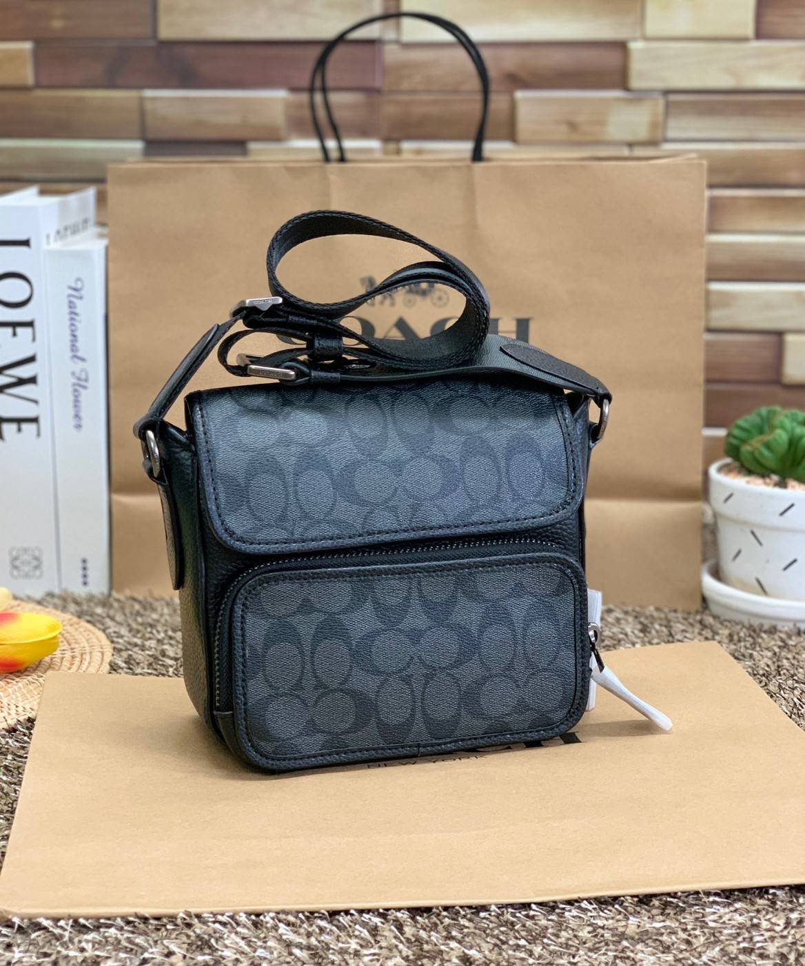 COACH SULLIVAN FLAP CROSSBODY IN SIGNATURE ((C9870)) ความเท๋ ความหล่อ ยกให้รุ่นนี้เลยค่าา พร้อมส่งก่อนใคร! ทรง สวยเก๋ กระเป๋าสะพายแบบครอสบอดี้ร์ของคุณผู้ชายเค้าเลยค่ะ หนังแท้2แบบสวยงาม น่าใช้มากๆ