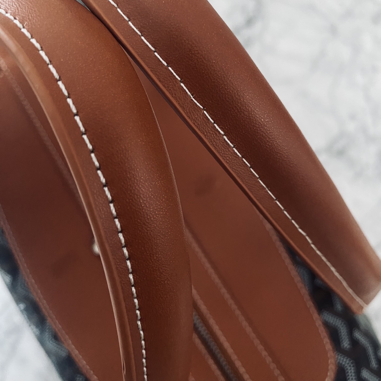 Goyard Boeing Travel 55 Duffle Bag กระเป๋าเดินทางใบใหญ่ ดีไซน์สวยคลาสสิกเป็นเอกลักษณ์ ไอเท็มที่จะทำให้การเดินทางไม่ธรรมดาอีกต่อไป ด้วยดีเทลความเป็นเอกลักษณ์ เรียบแต่หรู ภายในจุของได้เยอะมาก