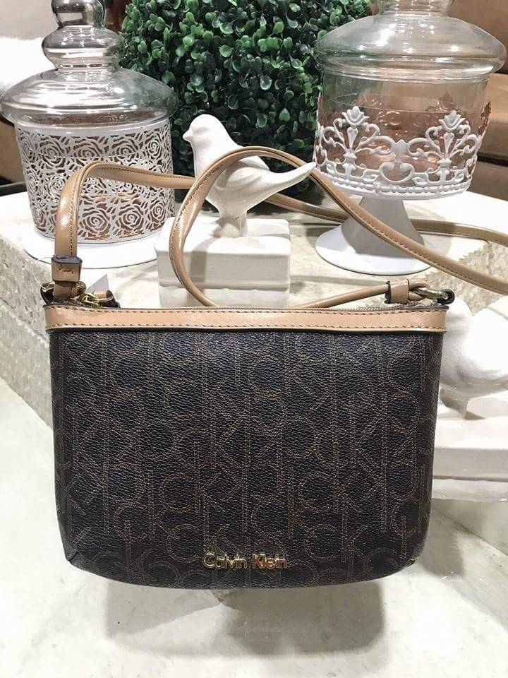 Calvin Klein Cross Body Bag กระเป๋าสะพายรุ่นใหม่ล่าสุดหนังสวย สกรีนลาย Signature แบรนด์รอบใบ ประดับโลโก้แบรนด์ สีทองด้านหน้า เปิดปิดด้วยซิป น้ำหนักเบา ภายใน โล่งกว้าง มีช่องใส่บัตร และช่องซิป ใส่ iphone+ ได้ มาพร้อมสายสะพายยาว ขนาดกำลังน่ารัก สะพายคล่องตั