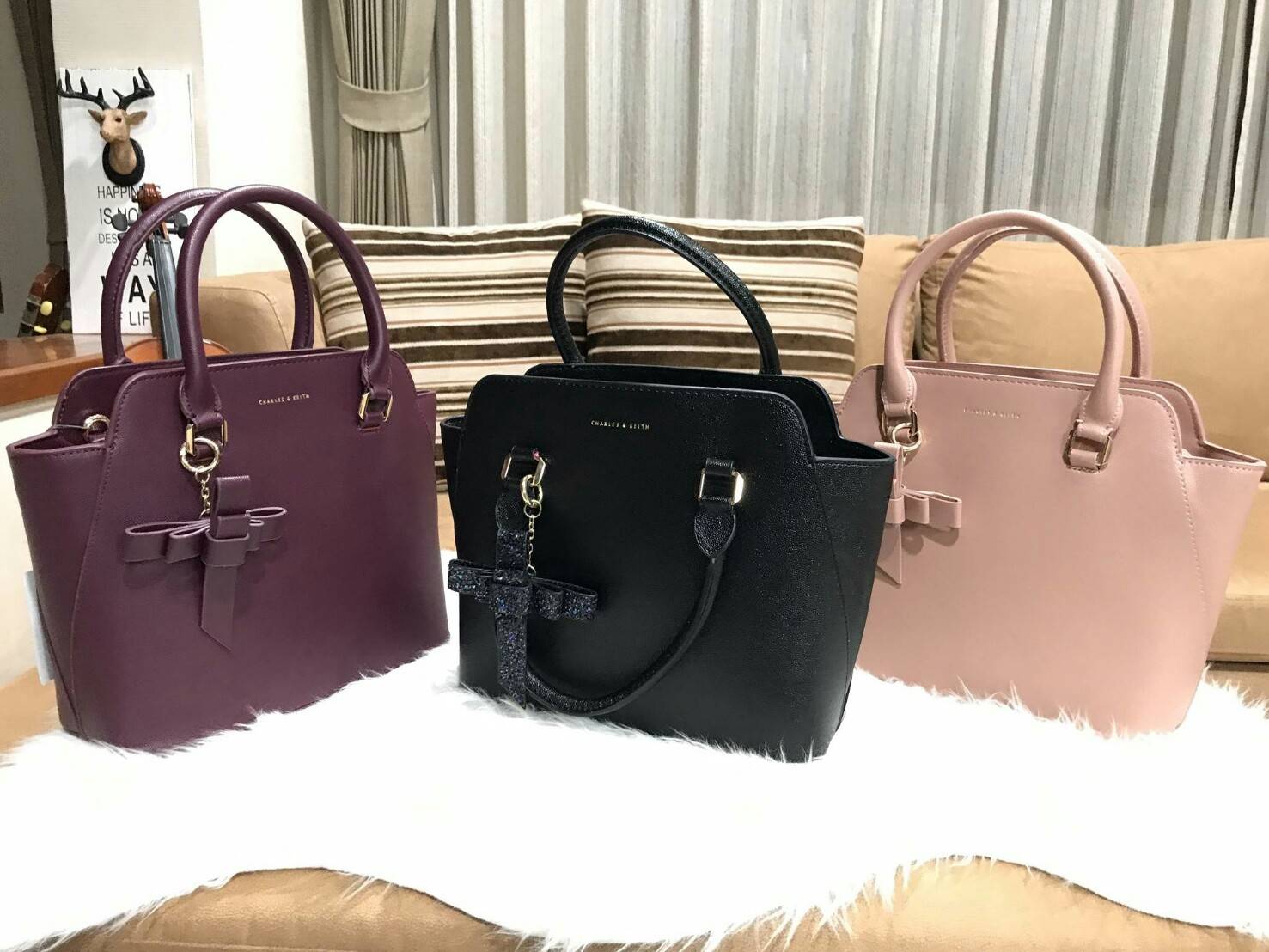 NEW ARRIVAL! CHARLES & KIETH TRAPEZE BAG 2018 กระเป๋าถือหรือสะพายคอลเลคชั่นใหม่ชนช็อปดีไซน์ยอดนิยมวัสดุหนังคาเวียร์อยู่ทรงสวย โดดเด่นที่หูหิ้วประดับพวงกุญแจโบว์ห้อย เปิดปิดด้วยซิปภายในมีช่องซิป หัวซิปปั้มโลโก้ มีหมุดรองฐานกันรอยสี่มุม พร้อมสายสะพายยาวปรับ