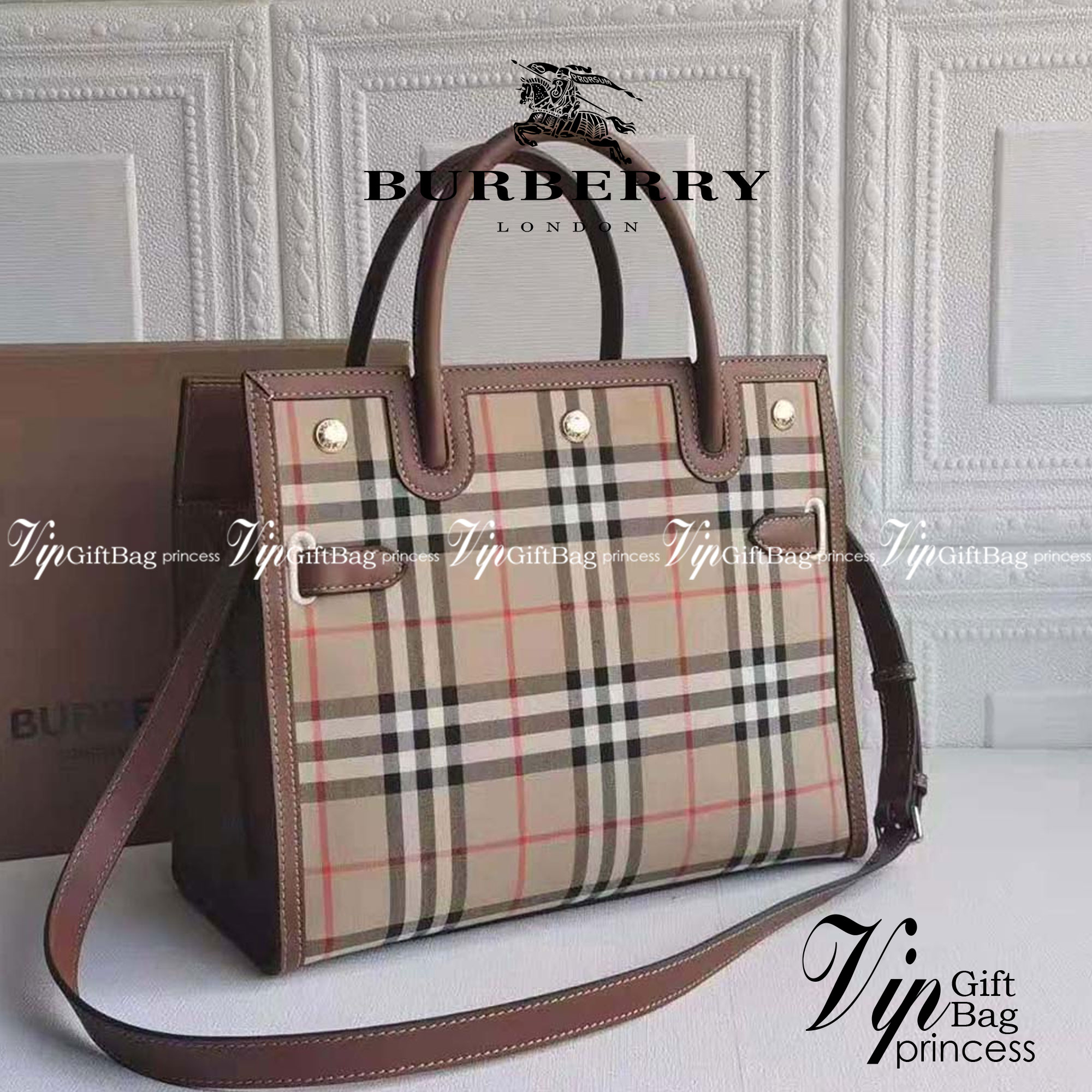 BURBERRY Women Vintage Check Two-handle Title Bag / BURBERRY Leather and Vintage Handle Bag อีกหนึ่งไอเท็มหายาก วัสดุ Leather Calfskin ลายวินเทจประดับกระดุมทองสวยหรูดีไซน์คลาสสิคคงไว้ซึ่งเอกลักษณ์แบรนด์ด้านข้างคาดด้วยสายหนังแท้ปรับทรงได้ หูจับหนังแท้แข็งแ