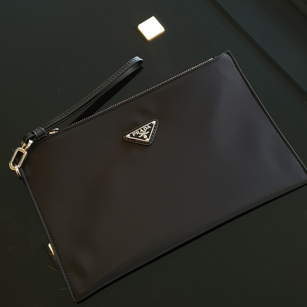 PRADA Clutch Bag / Prada Re-Nylon Logo-Plaque Clutch Bag - Black รุ่นใหม่พร้อมส่ง! กระเป๋าคลัชต์ กระเป๋าคล้องมือ แบรนด์ Prada อีกรุ่นที่ขนาดกำลังน่ารัก ตัวกระเป๋า เป็น Nylon เต็มใบ กันน้ำ