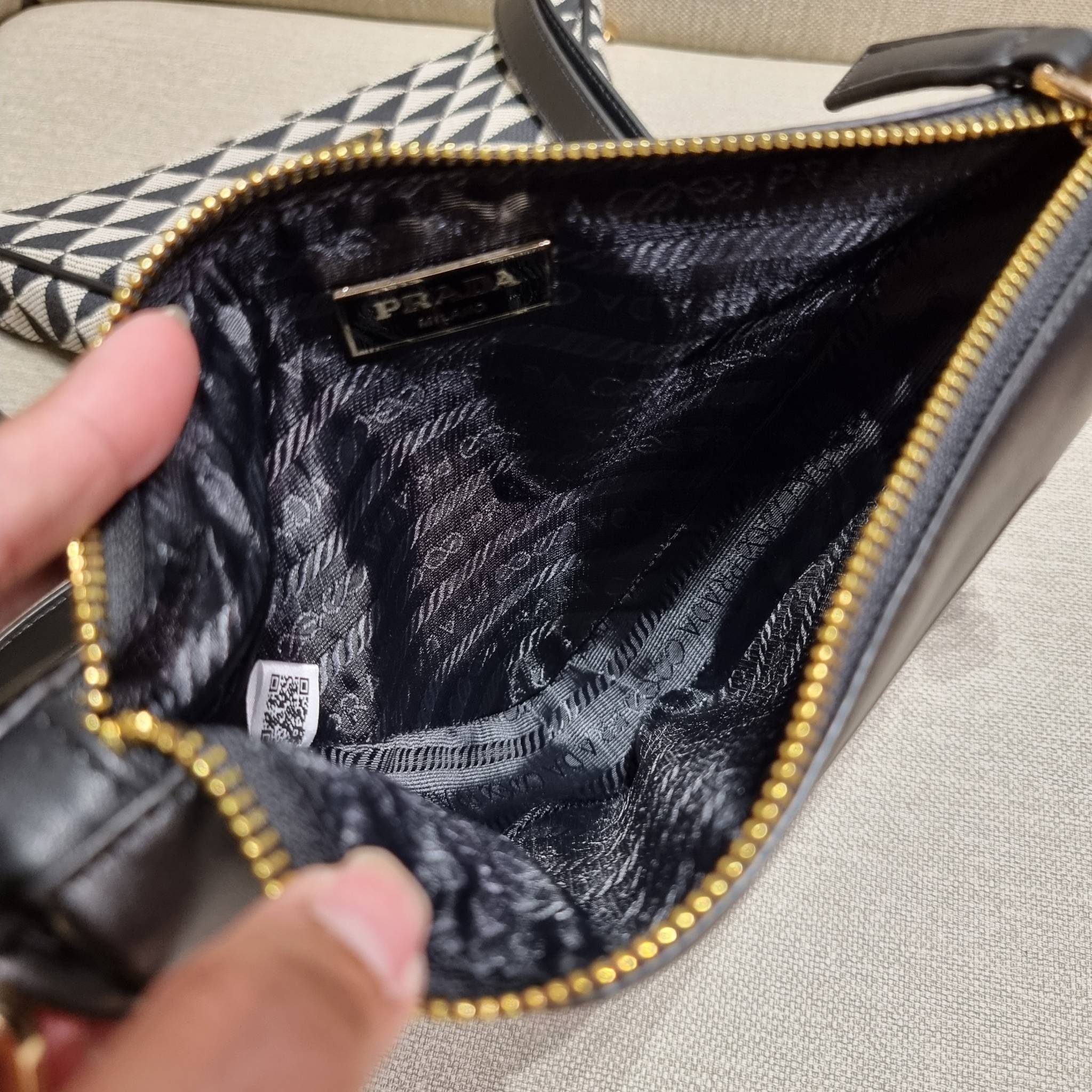 PRADA TRIANGLE BAG ล้ำกว่าใคร ใหม่กว่าใคร ไม่ต้องรอพรีฯ กระเป๋าสะพาย ดีไซน์ทรงสามเหลี่ยม ชิคๆคูลๆ ไม่มีใครเหมือน มีมาให้ถึง 2 ชิ้น วัสดุผ้า jacquard และหนังแท้ สวยคู่ สลับใช้ได้หลากหลายมากๆ เพราะยังมีสายสะพายมาให้อีกถึง 2 เส้น เกี่ยวคู่กันสะพายเท่ๆ หรือแย