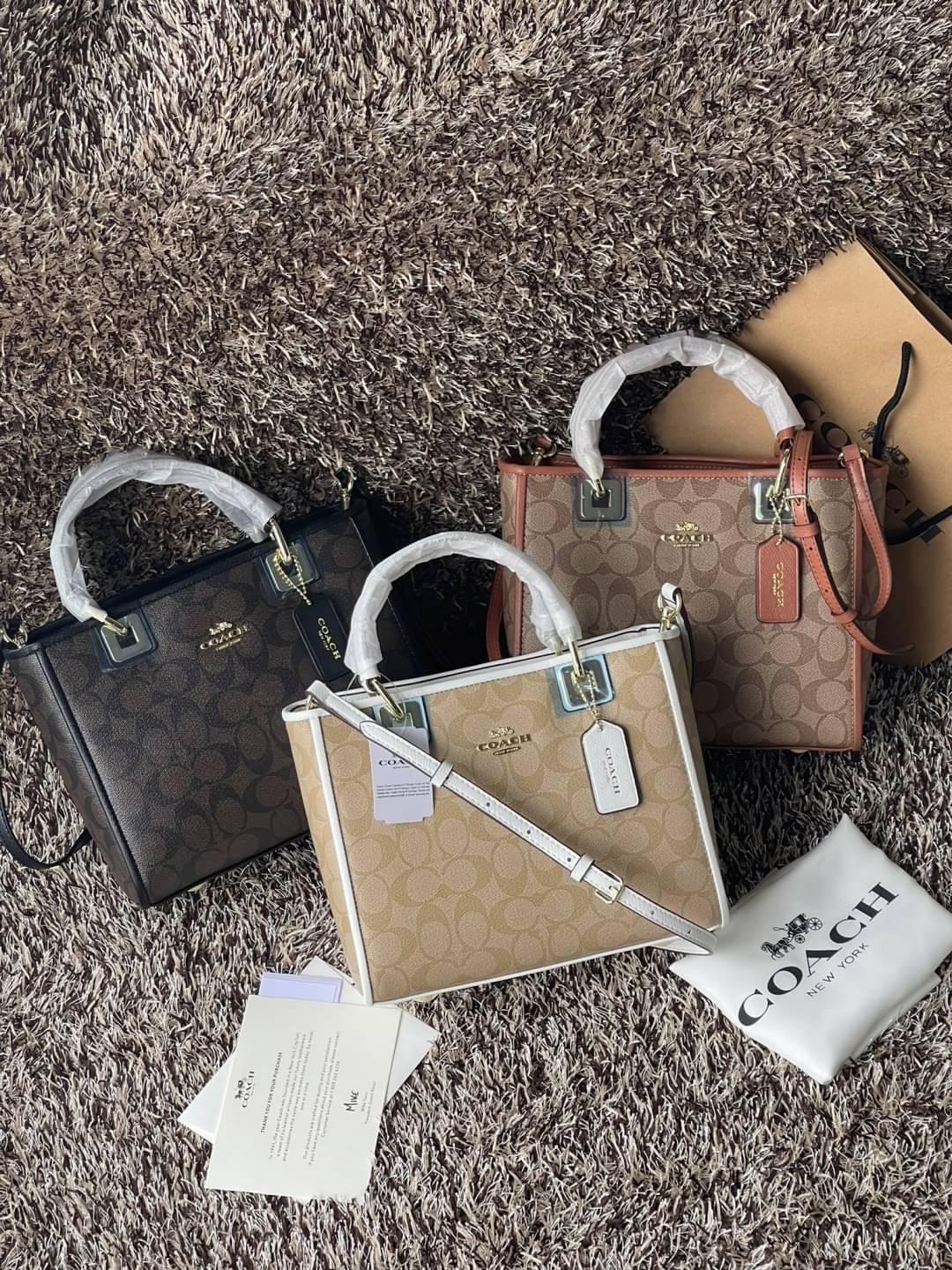 Coach Perry Tote Classic Bag F57568 รุ่นใหม่ล่าสุด กระเป๋ารูปทรงสี่เหลี่ยมสุดคลาสสิก เป็นกระเป๋าอเนกประสงค์ที่สามารถใช้ได้แทบทุกโอกาส ไม่ว่าจะไปเรียน, ไปทำงาน, ไปเที่ยว หรือแม้แต่ไปชอปปิง ด้วยขนาดที่กำลังดี ไม่ใหญ่เทอะทะ แต่ก็ไม่เล็กจนเกินไป มาพร้อมหูหิ้ว