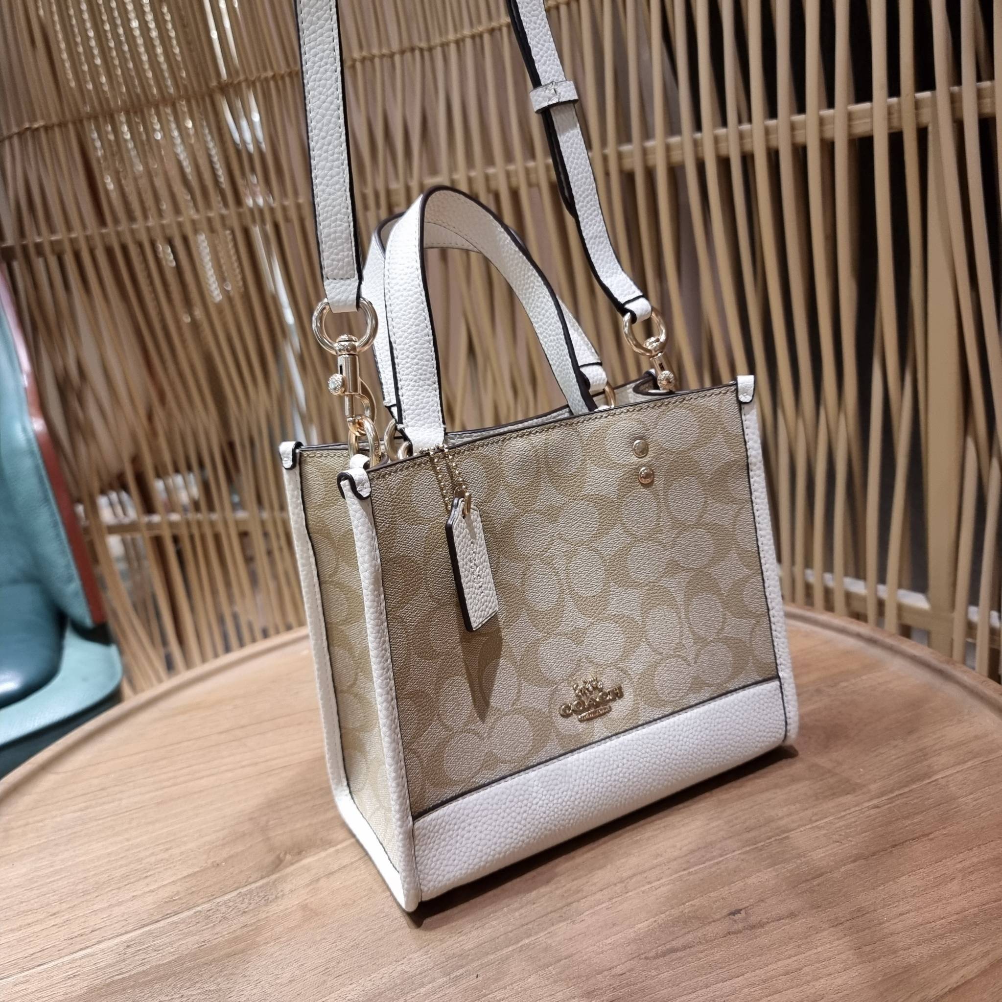 OUTLET 】COACH C5122 DEMPSEY TOTE 22 IN SIGNATURE CANVAS แรงดี กระหน่ำยอดสั่งซื้อมากจ้าแม่!! กระเป๋าทรงโท้ท 22 ที่ขนาดน่ารักน่าใช้มากๆ สาวๆถูกอกถูกใจกันนับไม่ถ้วน!! ฟังก์ชั่นการใช้งานสะดวกที่สุด มีทั้งสายคล้องในตัว และสายครอสบอดี้ ดีไซน์คลาสสิคเรียบหรู วัส
