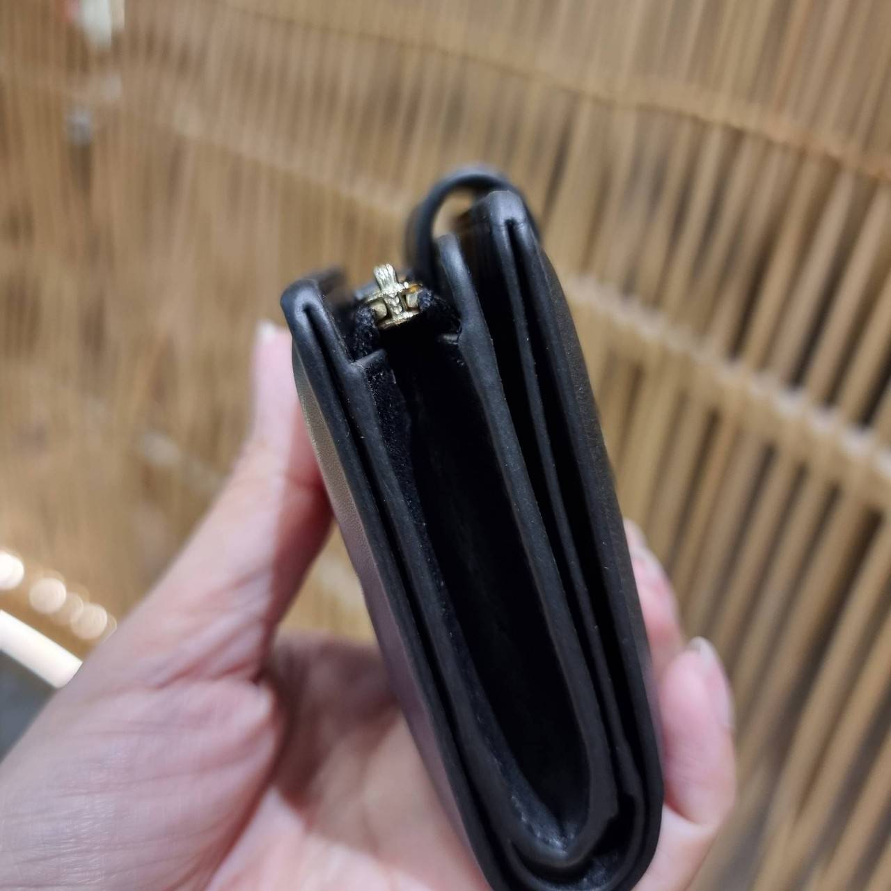 COACH C3454 MEDIUM CORNER ZIP WALLET ความหรูที่ซื้อได้!! กระเป๋าสตางค์ดีไซน์ใหม่ล่าสุด ออกแบบมาหรูดูดี ดีเทลลูกเล่นบุหนัง nappa นิ่มขึ้นเงาสวยมากๆ เปิด-ปิดใช้งานง่าย มีช่องซิปแยก มีช่องใส่บัตร ใส่ธนบัตรได้ทุกชนิด สะดวกใช้จริงๆใบนี้ สาวๆได้ไปใช้แล้วไม่อยาก