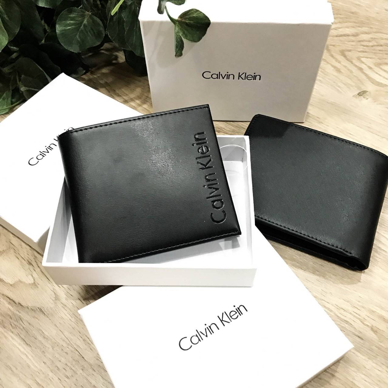 CALVIN KLEIN JEANS SHORT WALLET กระเป๋าสตางค์สั้นพับ 2 ตอน รุ่น Limited Edition หนังนิ่มสวย ด้านหน้าปั๊มแบรนด์ ขนาดกำลังดี พกพาสะดวก ภายในมีช่องใส่บัตร, ช่องใส่ธนบัตรแบงก์พัน แยกสองช่อง เป็นสัดส่วน มาพร้อมกล่องกระดาษแบรนด์มอบเป็นของขวัญ ก็เหมาะค่ะ