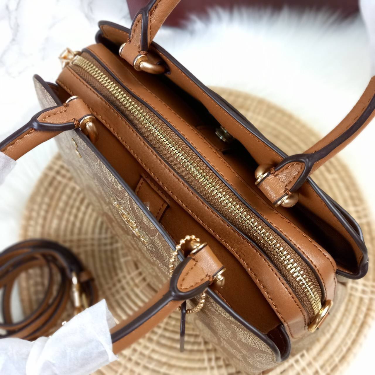 หัวใจจะวาย!! ละมุนมาก ลุคคุณหนูสุดๆ COACH MINI LILLIE CARRYALL (COACH F91494)🌺 ใช้ดีจนต้องบอกต่อ อีกแล้วจ้า ใครๆก็ถามหา😍>>>ทรงถัง รุ่นใหม่ 10 นิ้ว ขนาดกำลังดี เหมาะมือมาก มี 3 ช่องด้านใน ช่องกลาง เปิด-ปิด ด้วยซิป ส่วน 2 ช่องด้านข้