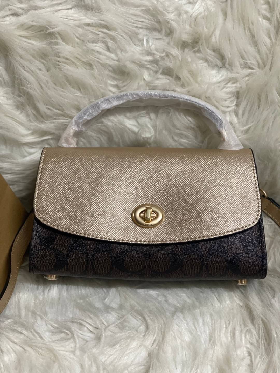 COACH TILLY SATCHEL 23 ((C1802//C1439/C1435)) พร้อมส่งที่ไทยทันทีค่ะ! กระเป๋าสะพายครอสบอดี้ร์หรือหิ้วก็เก๋ไปอีกค่ะ หนังแท้สวยงาม เปิดปิดกระเป๋าแบบหมุนล็อค ภายในมี2ช่องหลัก ใส่กระเป๋าเงินใบกลางได้;มือถือได้ทุกรุ่น;ของจำเป็นสาวๆได้ครบค่ะ;มีช่องซิปกลางและช่อ