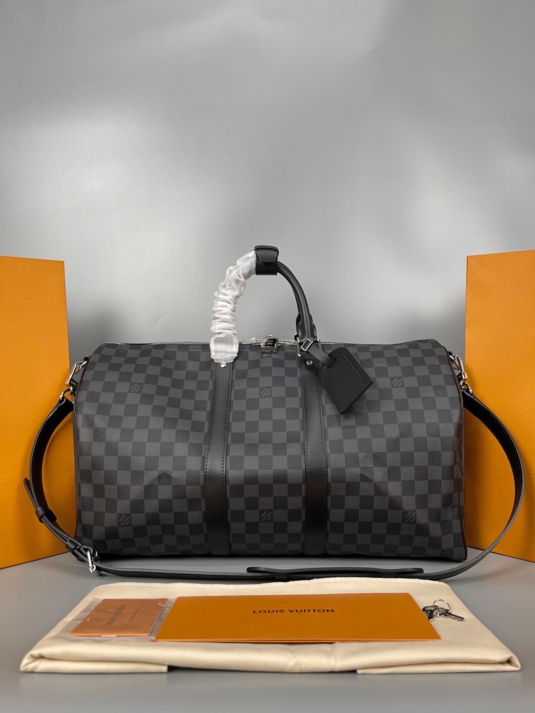 LV Keepall Bandoulière 45 Monogram Eclipse / Damier Graphite Canvas กระเป๋าเดินทางแบบดัฟเฟิล เป็นรุ่นที่เคียงข้างนักเดินทางรอบ สวยหรูโลกสง่างามตลอดกาล มีไว้ไม่มีเอาท์ เกรดท็อป ออริ เทียบแท้ 1:1 เกรดดีสุด