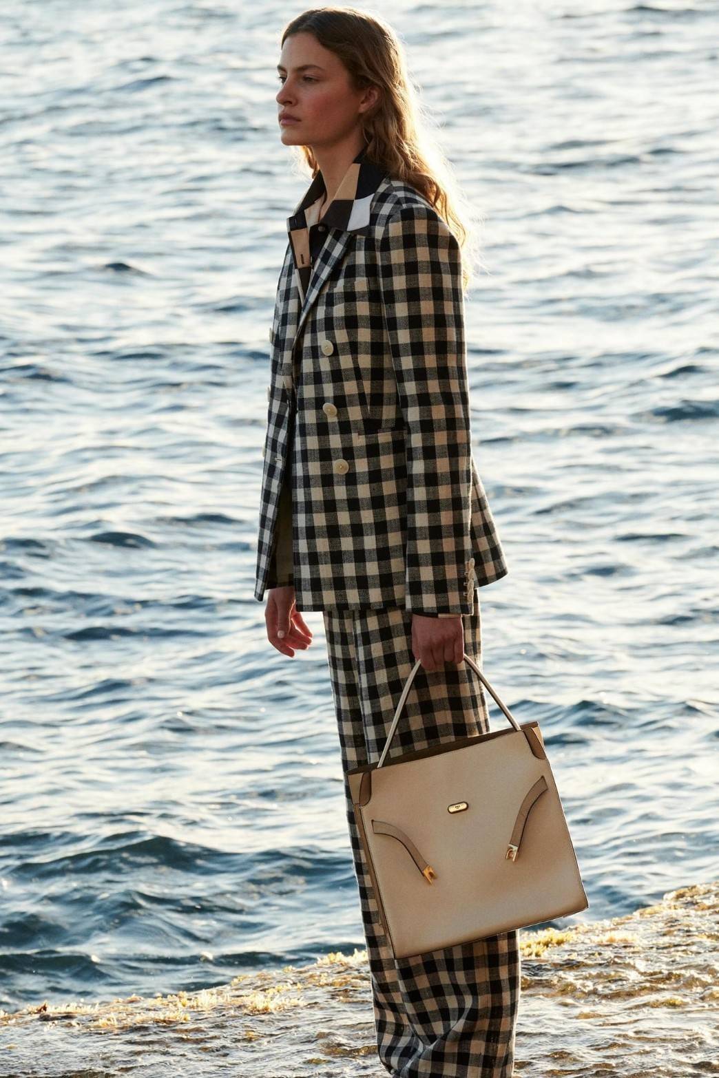 Tory burch lee radziwill pebbled small double bag กระเป๋า Lee Radziwill Double Bag สุดหรู ที่คำนึงถึงการเลเยอร์หนังและหนังกลับอย่างประณีตลงไปในงานดีไซน์ สามารถปรับปากกระเป๋าได้ 3 แบบตามต้องการ พร้อมนำเอาความเป็น American Luxury มาตีความใหม่ผ่านแง่มุมของคว