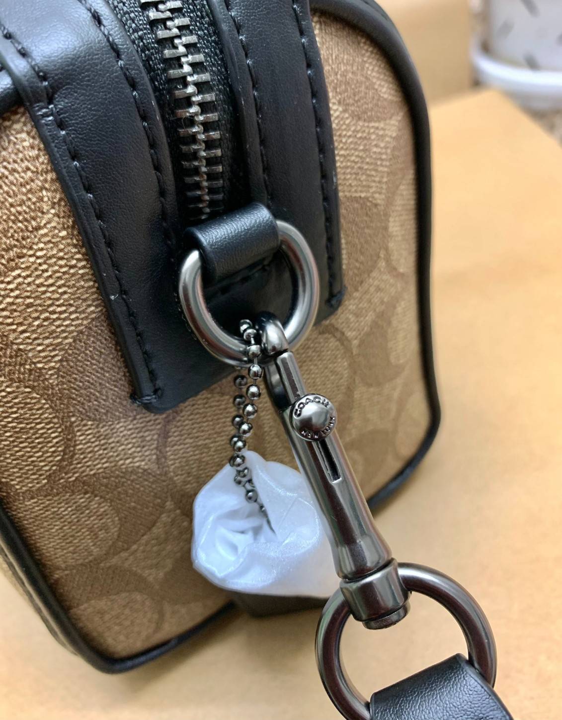 COACH GOTHAM DUFFLE 24 IN SIGNATURE CANVAS CA186 พร้อมส่ง กระเป๋าทรงหมอนรุ่นใหม่บ่าสุดปี 2022 รุ่นนี้สามารถใช้ได้ทั้งชาย//หญิง หนังแท้อย่างดี นิ่มทรงสวย มากๆค่ะ เปิด-ปิดกระเป๋าแบบซิปคู่ด้านบนมีกระดุมรวบหูหิ้วให้ด้วยนะคะ ภายในกระเป๋าสามารถใส่สัมภาระที่จำเป