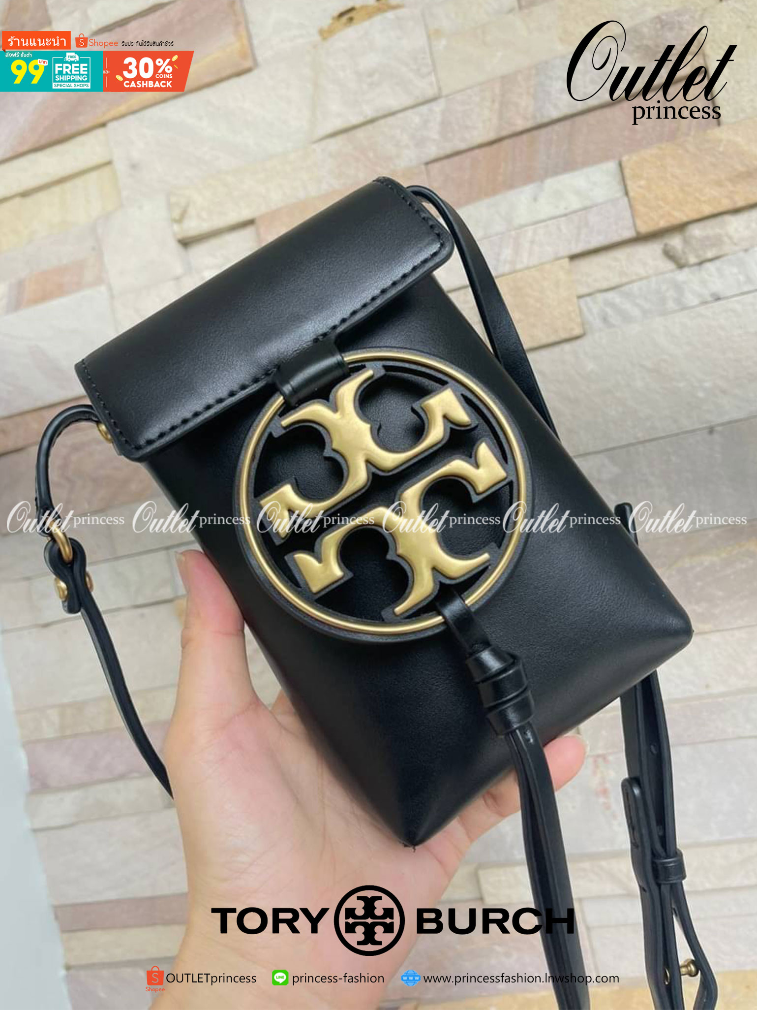 OUTLET 】TORY BURCH MILLER METAL PHONE CROSSBODY อีกหนึ่งกระเป๋าใส่มือถือรุ่นฮิตที่เชื่อว่าหลาย ๆ คนต้องเคยเห็นผ่าน ๆ ตามาอย่างแน่นอน กับแบรนด์ Tory Burch ดีไซน์กระเป๋าทรงฝาพับแม่เหล็กใช้งานง่าย มาพร้อมดีเทล Logo แบรนด์โดดเด่นสีทองตัดกับหนังแกะสีดำ ดูหรูดู