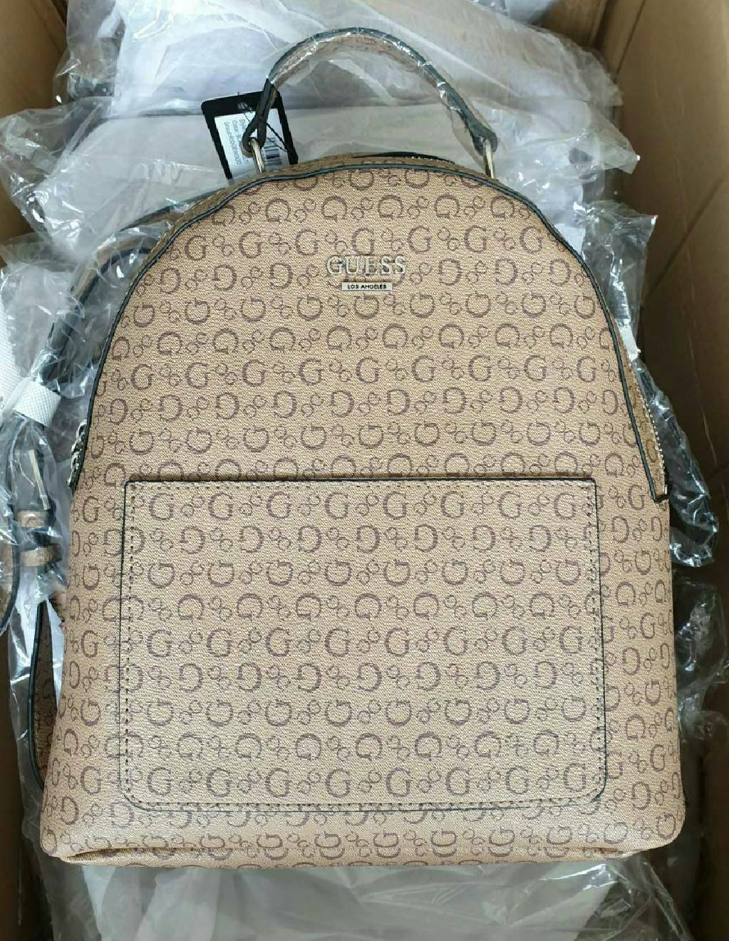 GUESS WOMAN'S BACKPACK กระเป๋าสะพายเป้ขนาดกำลังดี วัสดุหนังแกะสังเคราะห์ โลโก้รอบใบ หนังสวย น้ำหนักเบามากกกๆ!! กันน้ำ ทำความสะอาดง่าย มีหูหิ้วเเละสายสะพายหลังเลื่อนปรับได้ 5 ระดับ ด้านหน้าประดับโลโก้แบรนด์ อะไหล่เงิน และ มีช่องใส่ของ 1 ช่อง เปิดปิดด้