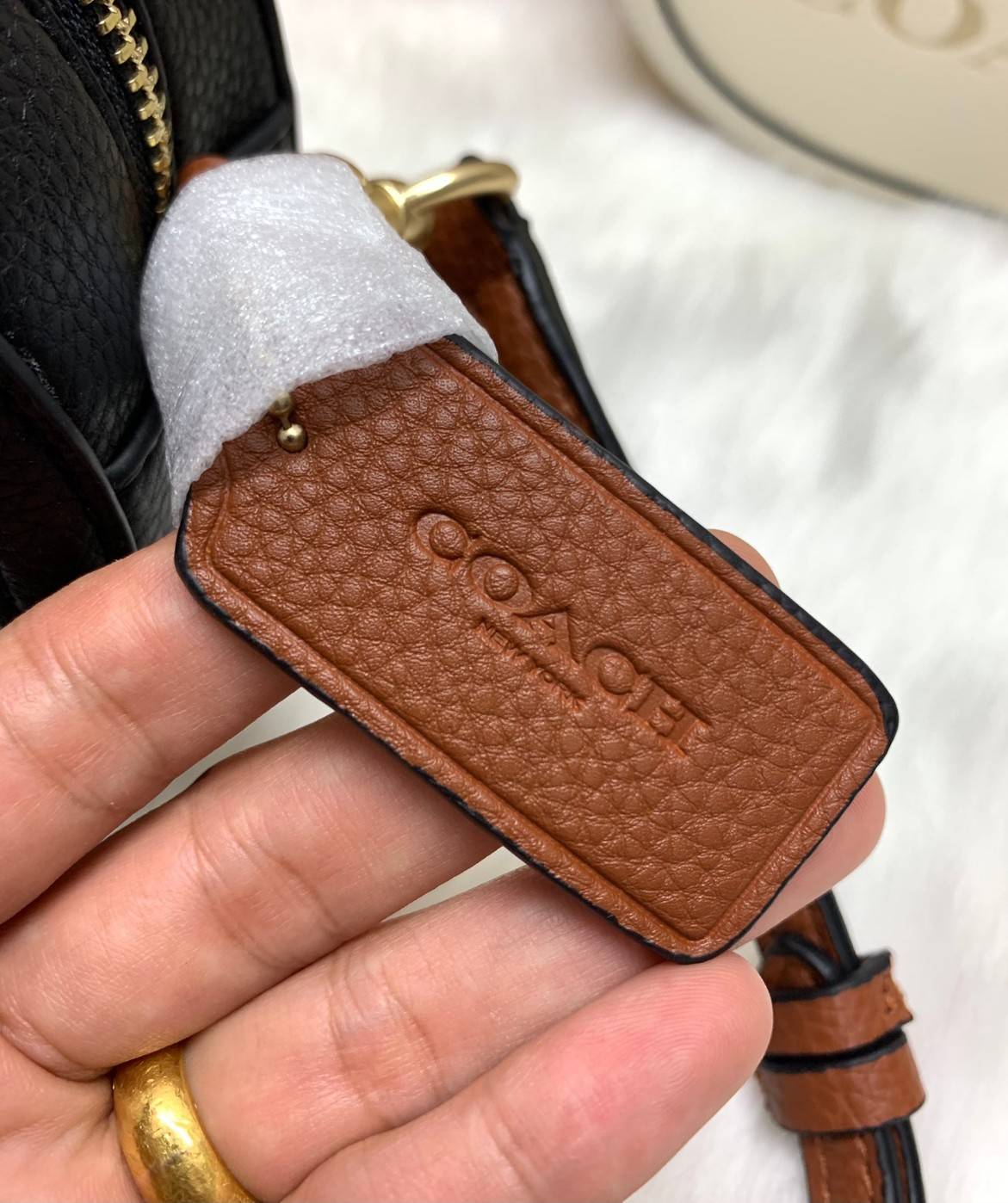 COACH Camera Bag In Colorblock ((C4056//C4156)) พร้อมส่งค่ะ! กระเป๋าทรงกลม ใบน่ารัก ขนาดพอดีลำตัว บวกกับเป็นหนังแท้นิ่มอย่างดี น่าใช้มากๆเลยทีเดียว ด้านหน้ามีโลโก้แบรนด์รถม้า เปิดปิดกระเป๋าแบบซิป ภายในใส่มือถือได้ทุกรุ่น;กระเป๋าเงินใบกลางได้;ของสำคัญจุกจิ