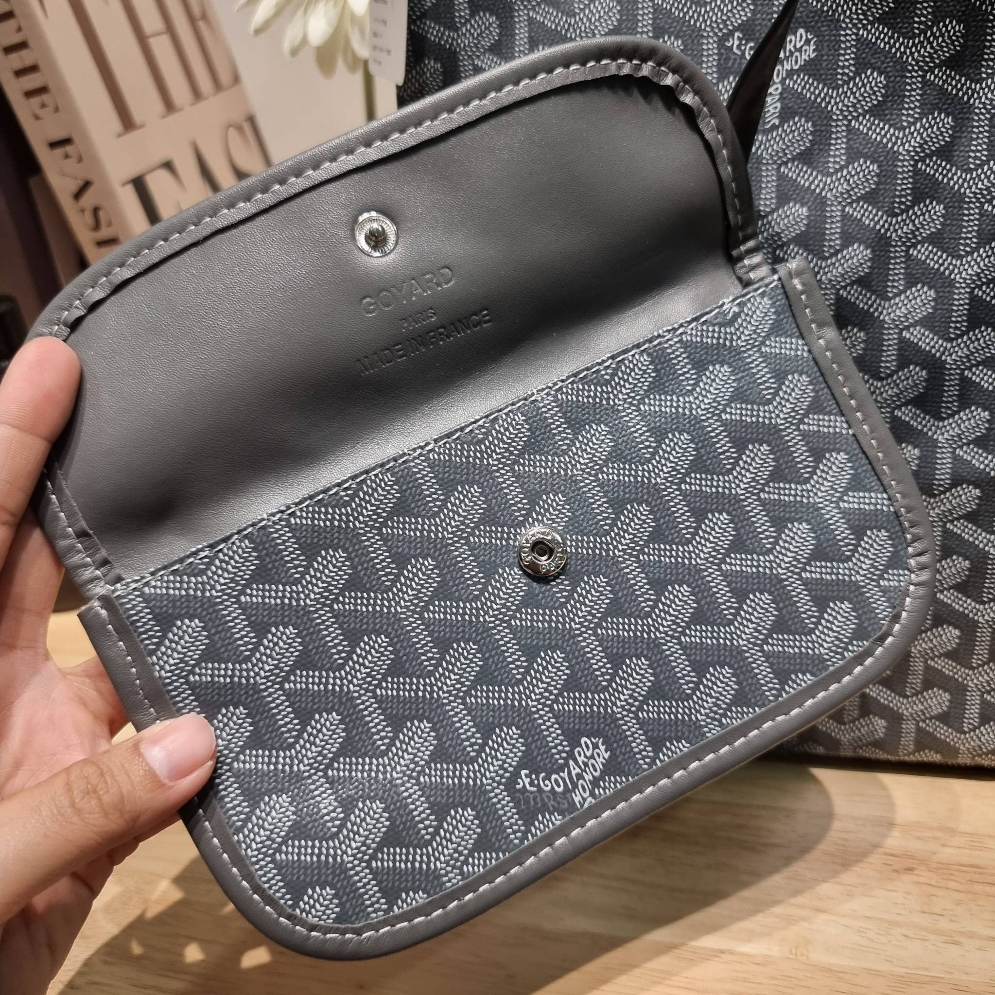 GOYARD BOHEME HOBO BAG / GOYARD HOBO กระเป๋าสะพายทรงโฮโบ ใบใหญ่จุใจ!! มาครบสีขายดี เลิศทุกสี รูปทรงคลาสสิค ดีไซน์เป็นเอกลักษณ์ วัสดุหนังแคนวาสพิมพ์ลายสวยคม ปากกระเป๋ามีซิปเปิด-ปิดกันของหล่นได้ ภายในโล่งกว้างมาก มาพร้อมสายคล้องในตัว ทนทาน สะพายสวยๆได้ทุกวั