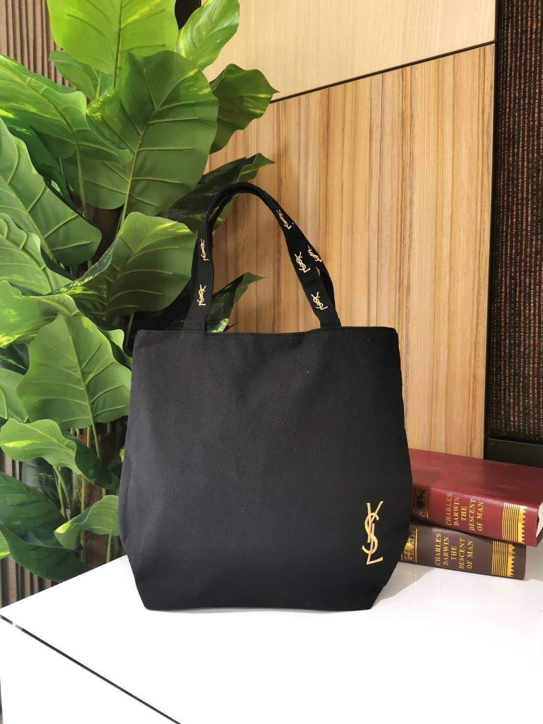 พรีเมี่ยมกิ๊ฟแท้ 100% 】Yves Saint Laurent YSL Cosmetics Canvas Tote Bag with Zipper Gift With Purchase (GWP) กระเป๋าสะพายพรีเมี่ยมกิ๊ฟรุ่นยอดนิยมจาก YSL Yves Saint Laurent Limited Collection E-Mook ดีไซน์คลาสสิคทรง Shopping Bag วัสดุ Canvas ปักโลโก้ YSL ด