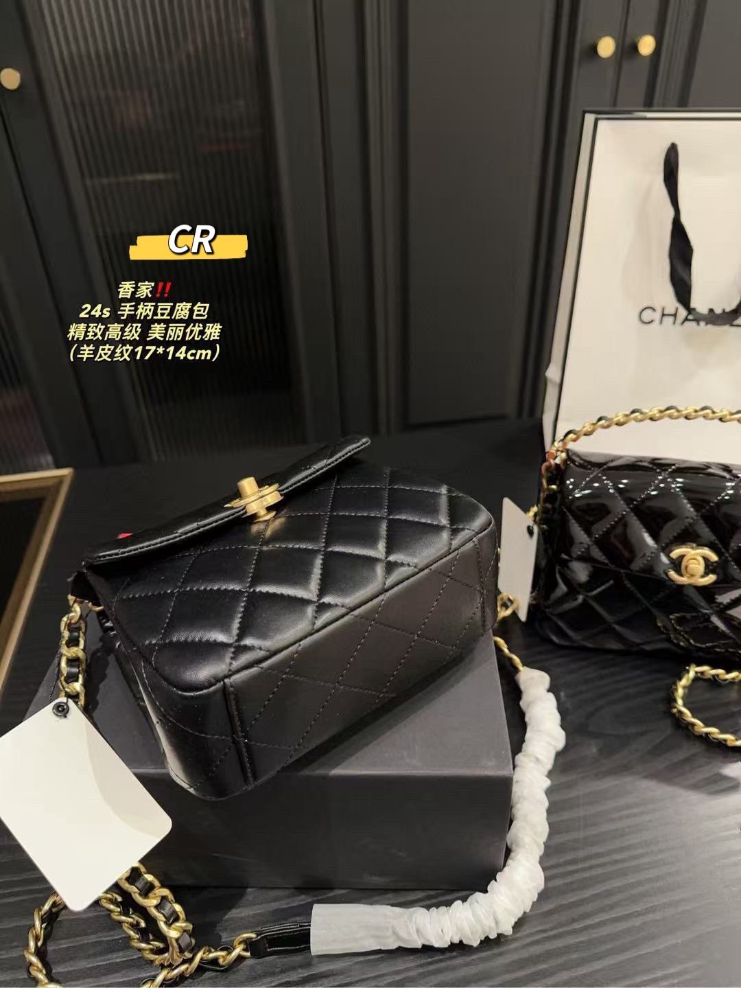 CHANEL flap bag on chain กระเป๋าสะพายสุดหรู สวยดูแพง รูปทรงคลาสสิค พร้อมหูจับร้อยโซ่สีทองขับผิวขนาดกำลังพอเหมาะ สะดวกต่อการพกพา หนังอย่างดีผิวสัมผัสดี