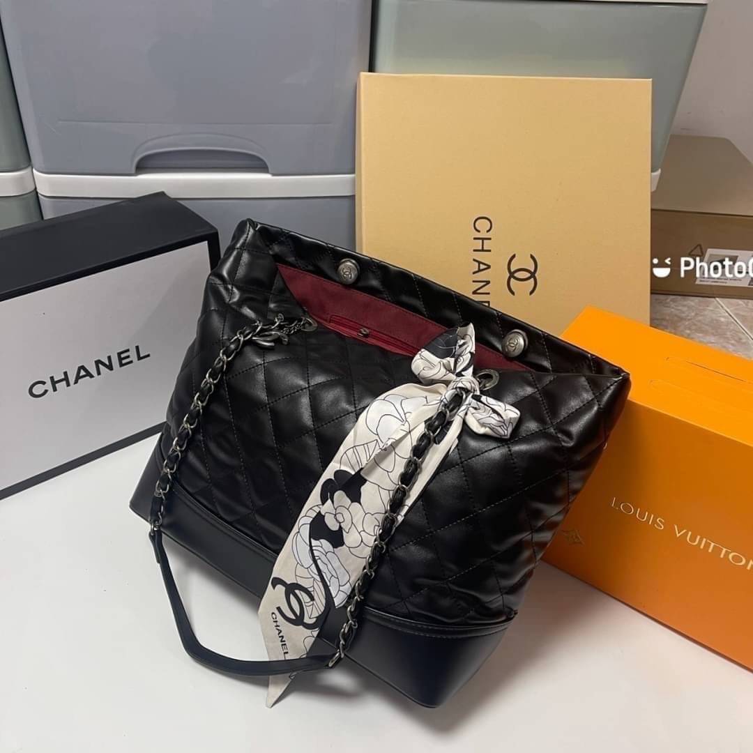 VIP 】CHANEL TOTE BAG กระเป๋าสะพายขนาดกลาง กำลังสวยเลยค่ะ ด้านในใส่ A4 , IPAD ได้สบายม้ากกก จะถือไปออกงานหรือเที่ยวในวันชิลๆก็สวยหรูที่สุดคะ ใส่ของได้หมดครบจบในใบเดียว มีใบเดียวจบ บอกเลยเลิศมากค่ะ