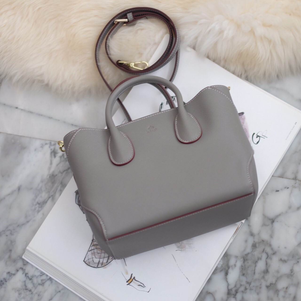 KEEP รุ่น COZY สวย ตอบโจทย์ ด้วยรูปทรงที่ เรียบหรู ทรงกระเป๋า ปรับได้ 2 แบบ เก็บทรง หรือ ขยายทรงได้ ตอบโจทย์ทุกการใช้งาน หนังกระเป๋า Saffiano อย่างดี ภายใน บุด้วย ผ้า Craft เอกลักษณ์เฉพาะ ทำให้ กระเป๋าเบา และ เพิ่มความสวยงาม ภายใน ทำช่อง แยก เฉพาะ สำหรับเ