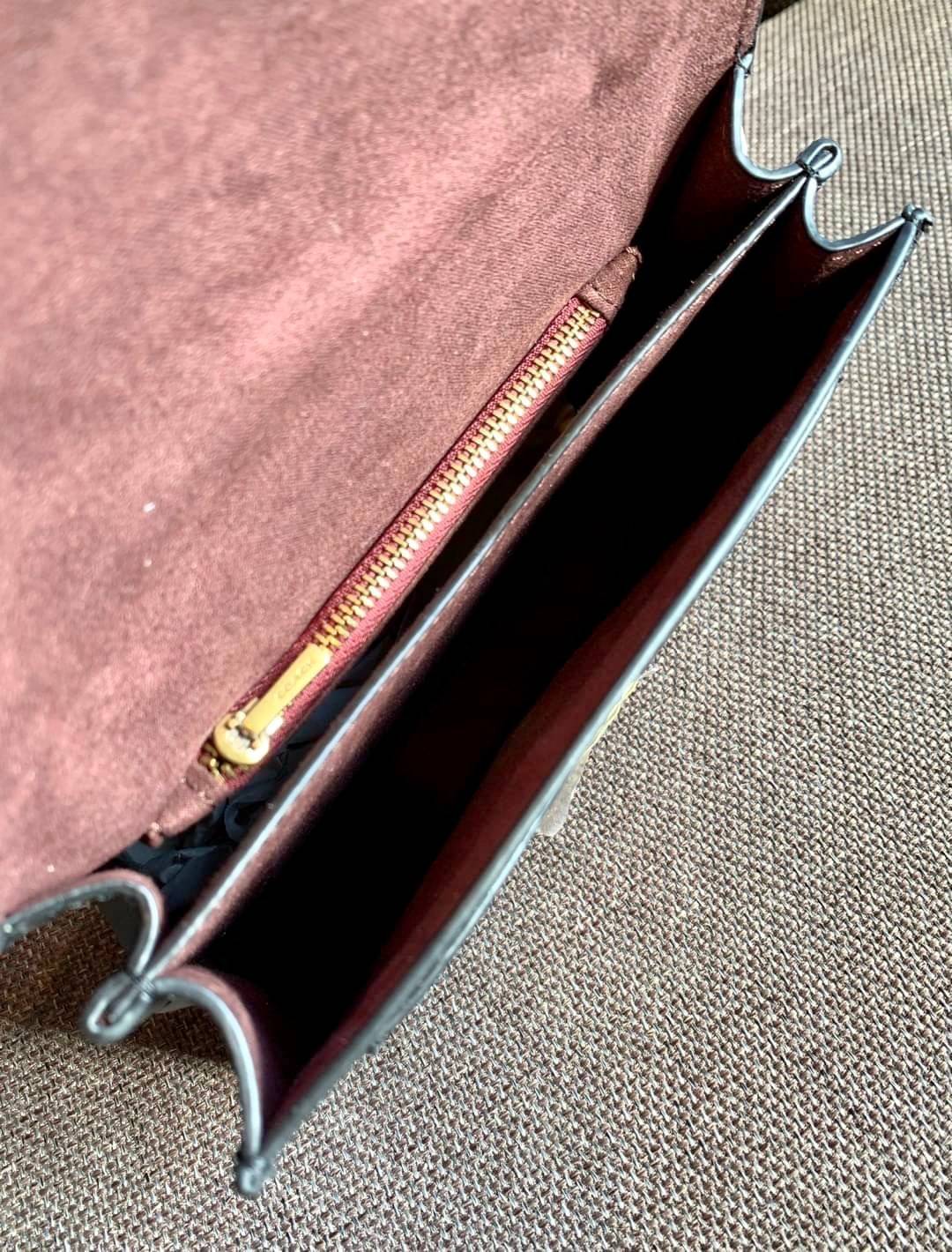 COACH TABBY TOP HANDLE 20 พร้อมส่งที่ไทยค่ะ! กระเป๋าหิ้ว//สะพายข้างได้ หนังแท้อย่างดี กหนึ่งใบทำหนังสองลายได้อย่างสวยงาม พร้อมโลโก้รุ่นใหม่ล่าสุดดูดีมากๆค่ะ เปิดปิดกระเป๋าแบบกดล็อค ภายในมีช่องหลักสองช่อง ใส่มือถือได้ทุกรุ่น;กระเป๋าเงินใบกลางได้;ของจำเป็นจ