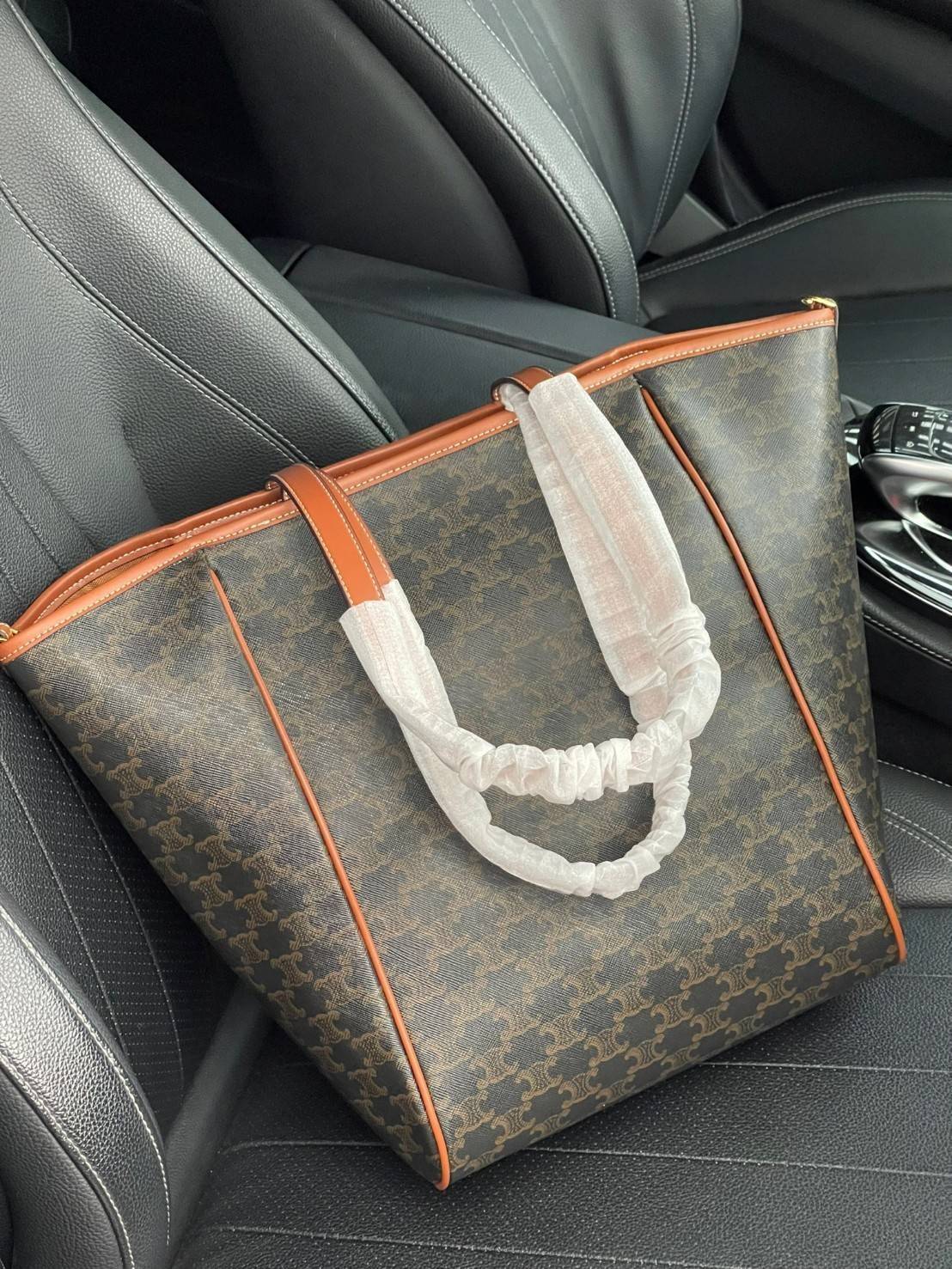 Celine Medium shopping bag in Triomphe canvas มาในรูปแบบ กระเป๋า Shopping Bag ใบสวยสง่า เป็นกระเป๋าดีไซน์เรียบง่าย แมตช์ได้กับทุกชุด ผลิตจากผ้าแคนวาสชนิดพิเศษซึ่งโดดเด่นด้วยลายเอกลักษณ์ของ Triompe เป็นใบที่เหมาะกับการใช้ประจำวันเป็นอย่างมาก ด้วยรูปทรงสี่เ