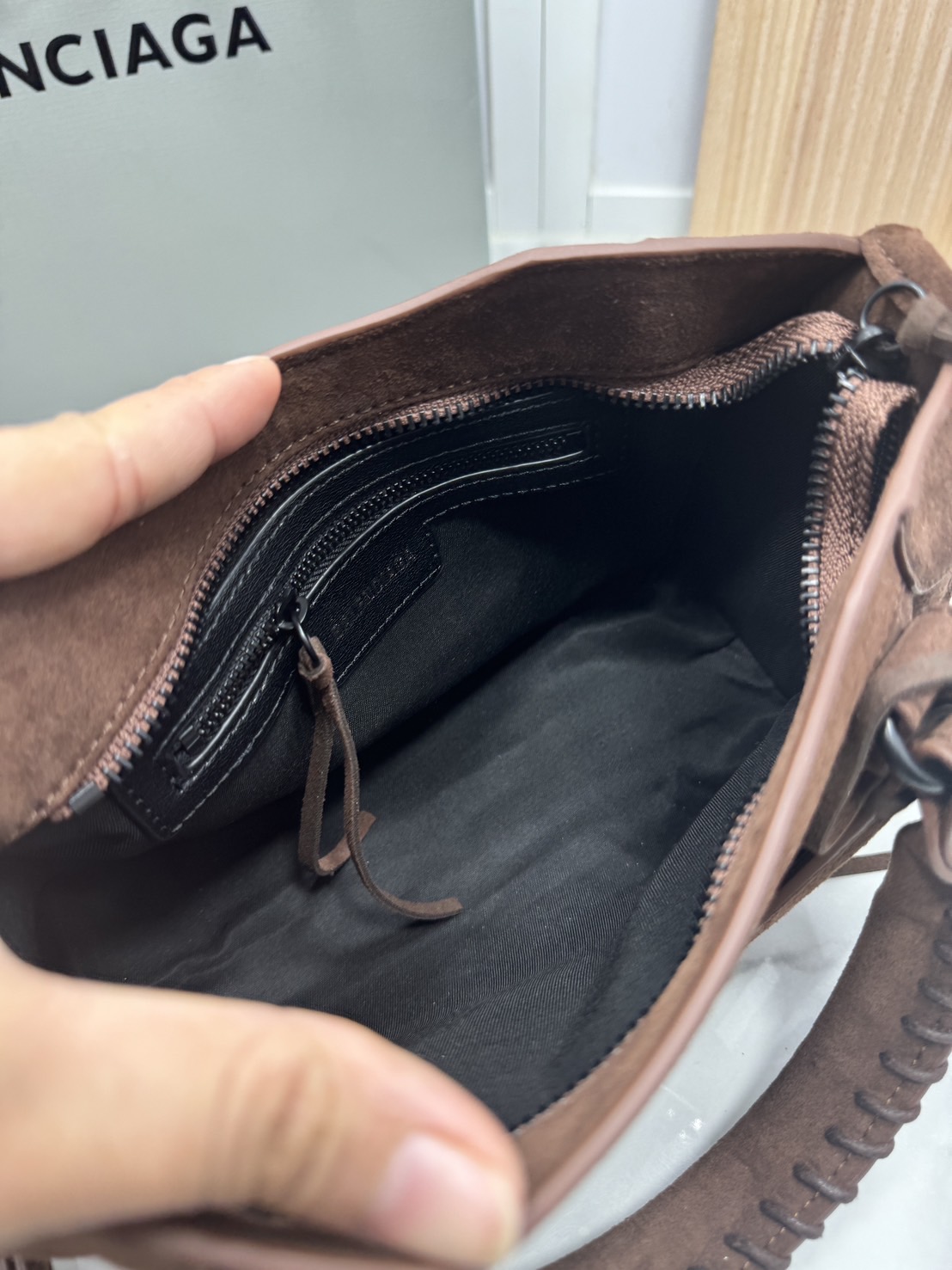 ORI หนังแท้ | Balenciaga Le City suede bag กระเป๋าถือ/สะพายข้างดีไซน์โดดเด่นสวยเท่ล้ำสมัย ใหม่ล่าสุดงานหนังกลับที่สุดแห่งความไอคอนิกไม่เหมือนใคร มีกิมมิคและลูกเล่นแพรวพราว