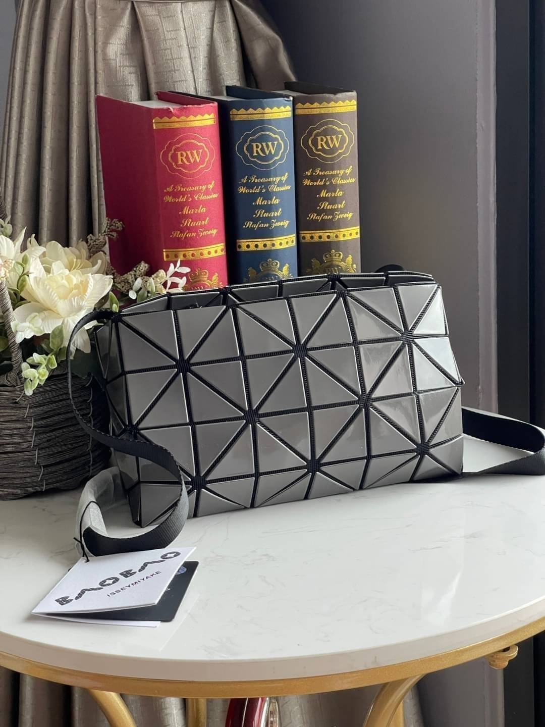BAOBAO Issey Miyake CARTON GLOSS SHOULDER BAG มาในไซส์ขนาดกะทัดรัด โดดเด่นด้วยดีไซน์อันเป็นเอกลักษณ์ของแบรนด์ ที่สำคัญน้ำหนักเบา