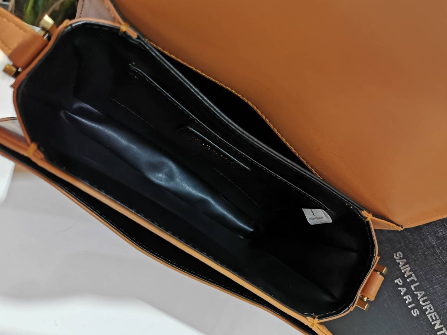 VIP 】YVES SAINT LAURENT BAG VIP GIFT WITH PURCHASE (GWP) Must Have! พร้อมส่งความสวย..items หายาก! พรีเมี่ยมกิ้ฟ Limited จาก YSL DUTY FREE COUNTER วัสดุหนังแท้ Calf skin ทรงสี่เหลี่ยมหนังสวยหรูอยู่ทรงเปิดปิดด้วยฝาปิดโลโก้แบรนด์อะไหล่ทอง ภายในโล่งมีLogo มีช