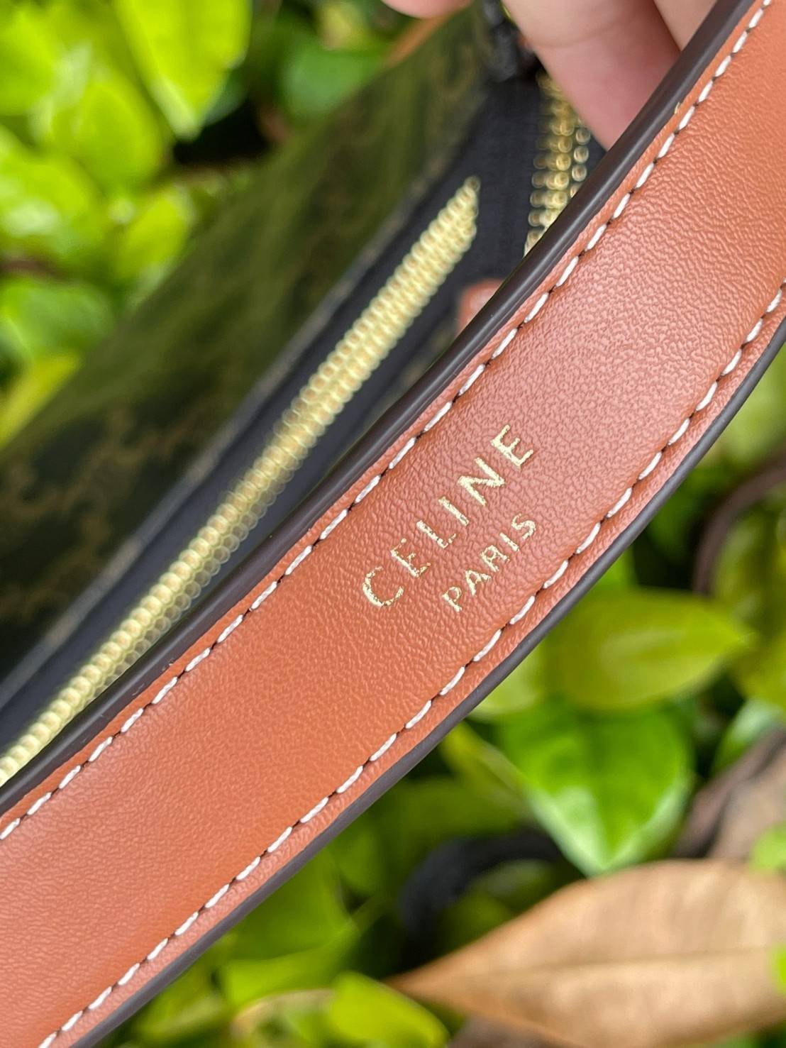 CELINE Vintage Classic Ava bag 1 ใน คอลเลคชั่น “Triomphe Canvas” มาพร้อมสายสะพายไหล่ที่ปรับความยาวได้ และเนื่องจากช่วงล่างของกระเป๋ามีขนาดใหญ่กว่าช่วงบน จึงทำให้ไม่เสียทรงเมื่อเราใส่สิ่งของอย่างกระเป๋าสตางค์หรือโทรศัพท์มือถือ หากดูภาพรวมแล้ว รุ่นนี้ออกแนว