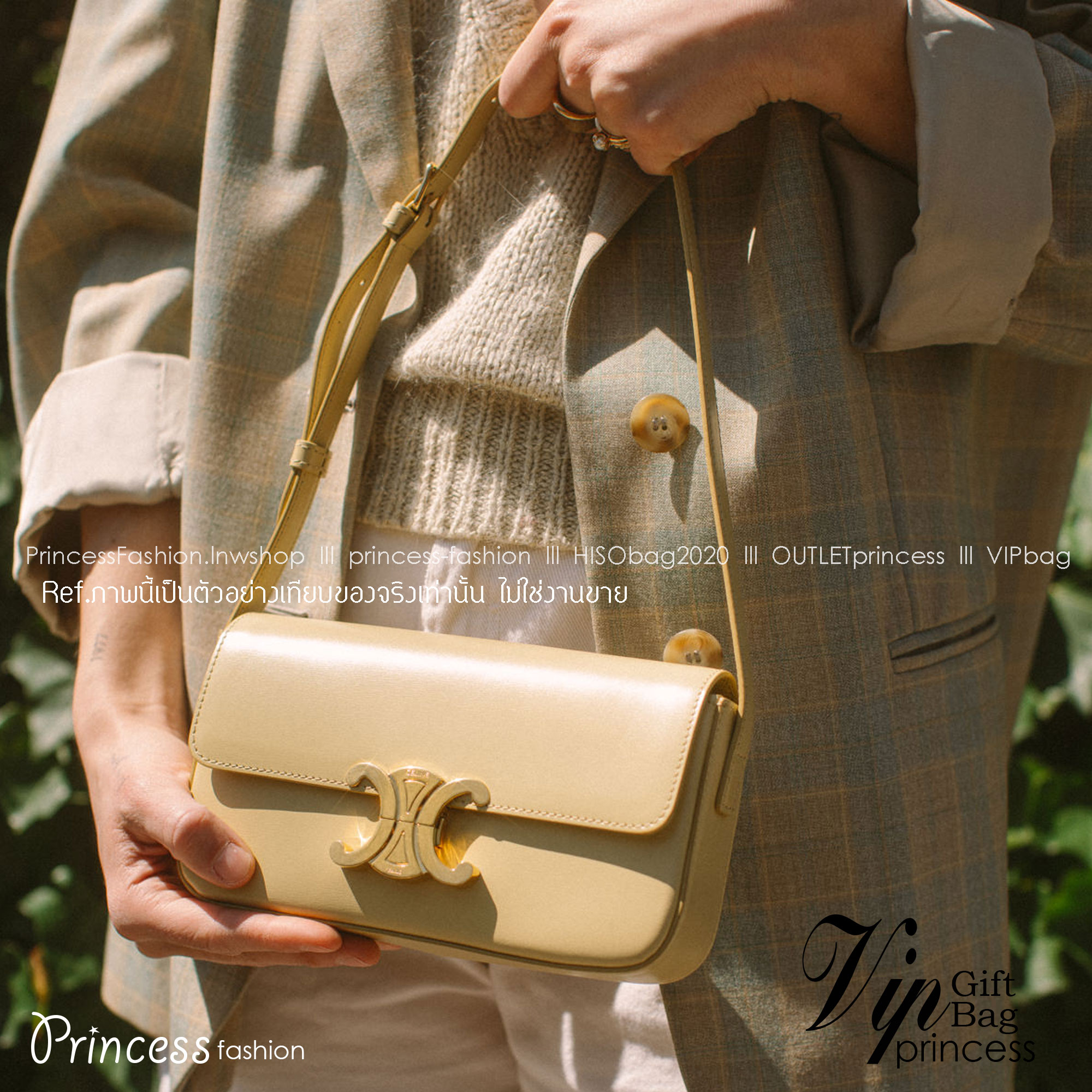 CELINE TRIOMPHE SHOULDER BAG งานหนังทั้งใบลายสวยหรู ด้านในเปิดด้วยด้วยที่บีบโลโก้อะไหล่ทอง จุของได้กำลังดี ใส่โทรศัพท์ กระเป๋าสตางค์ใบสั้น ของจุกจิกได้ เหมาะกับสาวๆในวันที่อยากสะพายชิลๆ ห้ามพลาดค่ะ!