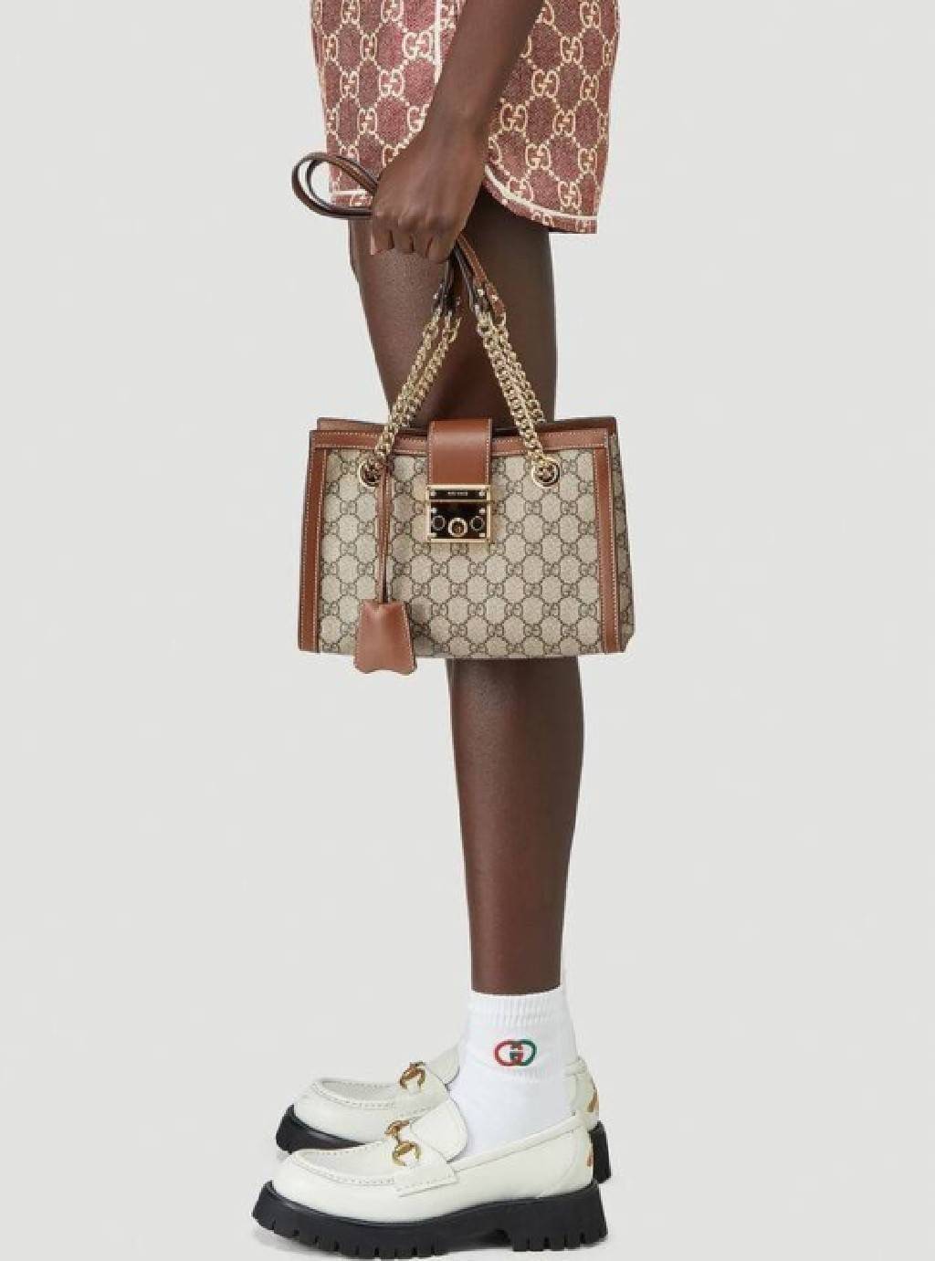 GUCCI padlock shoulder bag กระเป๋าสะพายไหล่ สวยผู้ดี ทรงดี ใช้งานง่าย วัสดุหนังแคนวาส ปากกระเป๋ามีแถบหนังคาดและอะไหล่กดล็อค โดดเด่นและเพิ่มความหรู