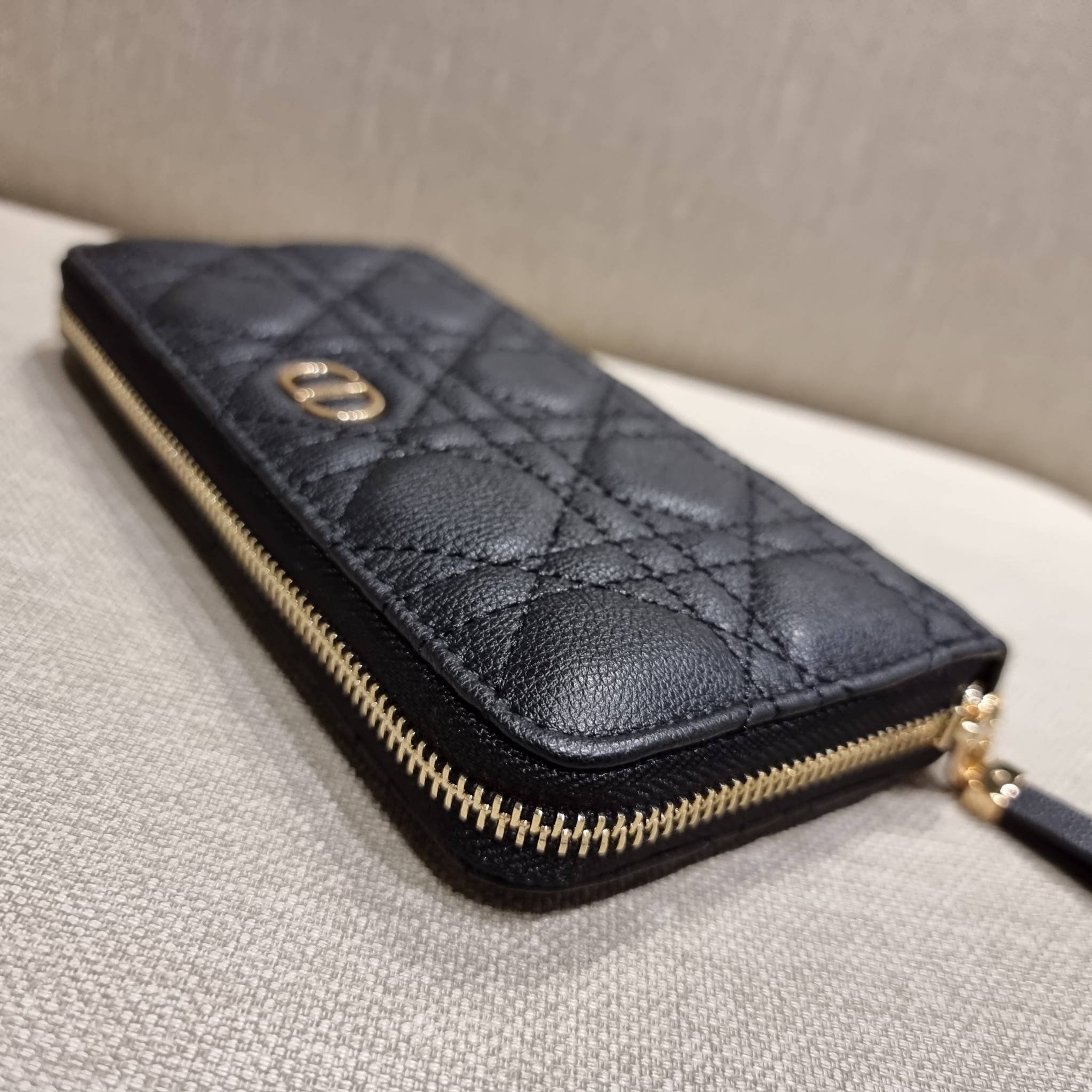 VIP 】CD LONG WALLET WITH GWP ใหม่ล่าสุด กระเป๋าสตางค์ใบยาว พิเศษจาก duty free ใบจริงสวยคม ใช้แล้วรับทรัพย์ ขับผิว วัสดุหนังแท้เต็มใบ สัมผัสดีงาม เปิด-ปิดด้วยซิปรอบ ภายในใส่บัตรได้เยอะ ใส่ธนบัตรได้เต็มที่ มีช่องซิปใส่เหรียญได้ พร้อมส่งความสวยถึงบ้านแบบครบเ