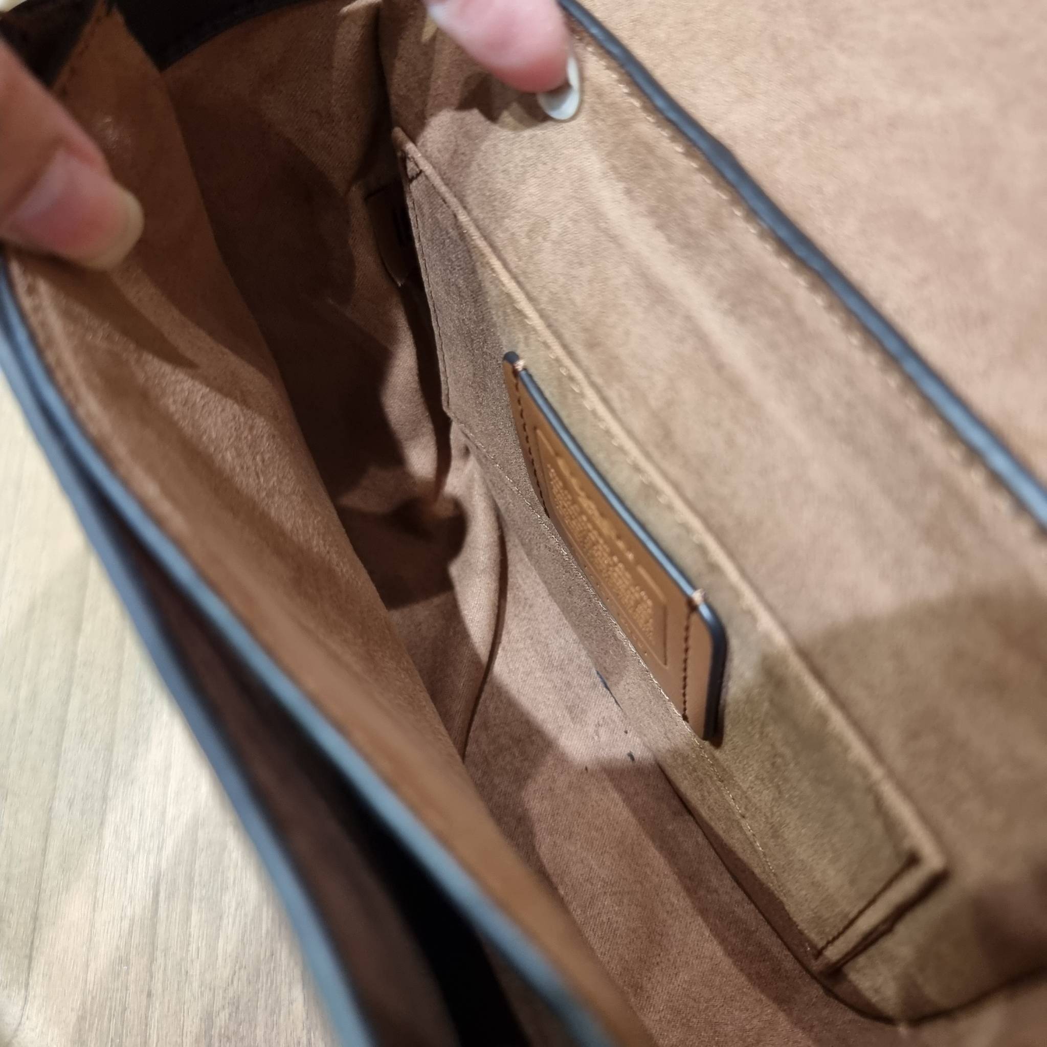 COACH C5691 KLEO SHOULDER BAG 17 IN SIGNATURE CANVAS ใหม่สุด!! สวยหรูไม่มีใครเกิน!! กระเป๋าสะพายสวยครบสูตร แค่เห็นก็ปิ๊ง!!วัสดุหนังแคนวาสสลับหนังแท้ ลงตัวที่หนึ่ง เปิด-ปิดด้วยสายคาดแม่เหล็กในตัว โดดเด่นมากๆ ภายในเป็นช่องโล่ง มีสายสะพายมาให้ถึง 2 แบบ สายคล