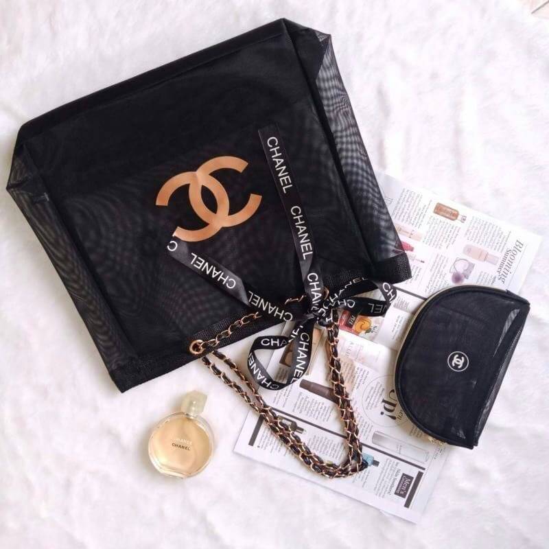 Chanel Shopping Ribbin bag Gold Chain With + Cosmetic Pouch กระเป๋าสะพายใบใหญ่ทรง Shopping พร้อมกระเป๋าใส่เครื่องสำอางค์ ใบเล็ก จากงานพรีเมี่ยมกิ้ฟของแท้นำเข้าจาก Chanel Perfume Counter ใบใหญ่วัสดุ Nylon โปร่ง อะไหล่โรสโกลด์ เปิดปิดด้วยแถบแม่เหล็กซ่อนด้าน